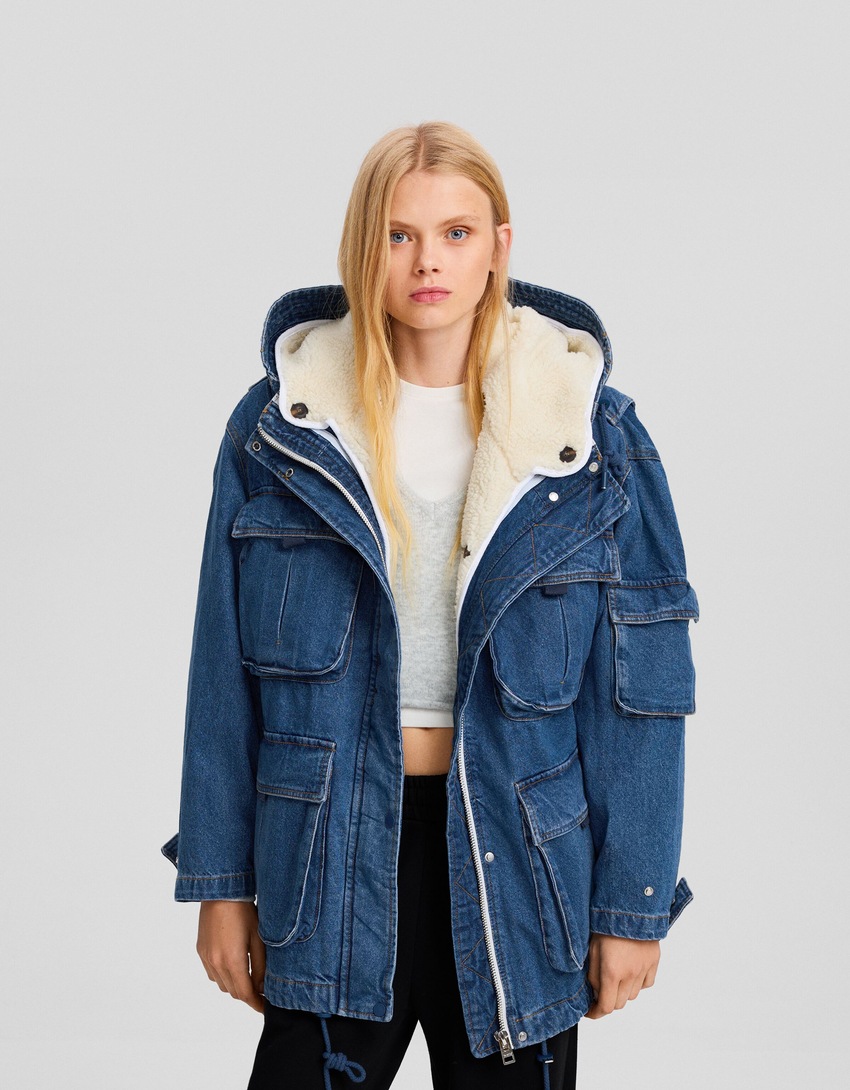 Parka comprida em denim com forro de imitação de pele de carneiro.