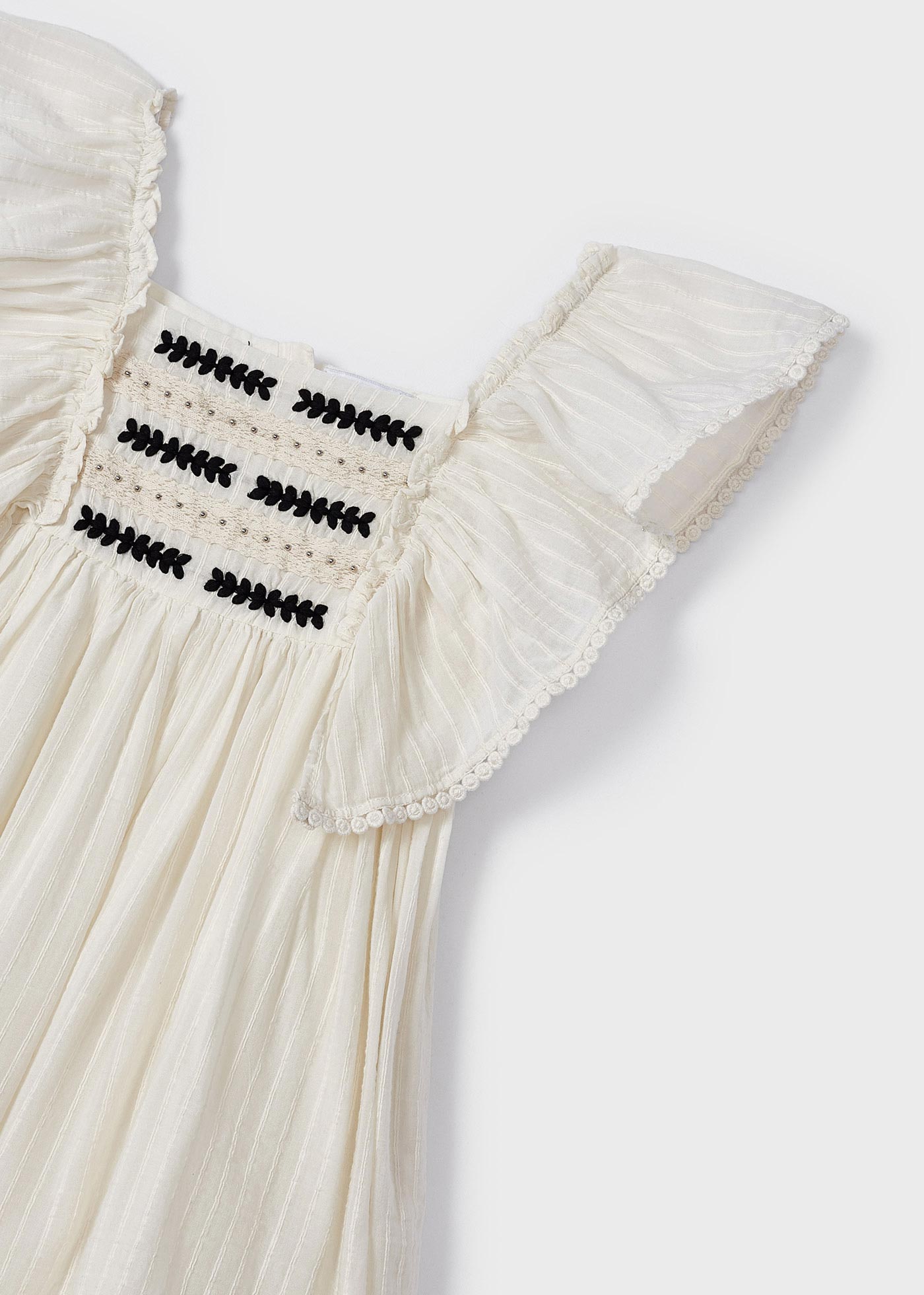 Vestido com babados e bordados para menina