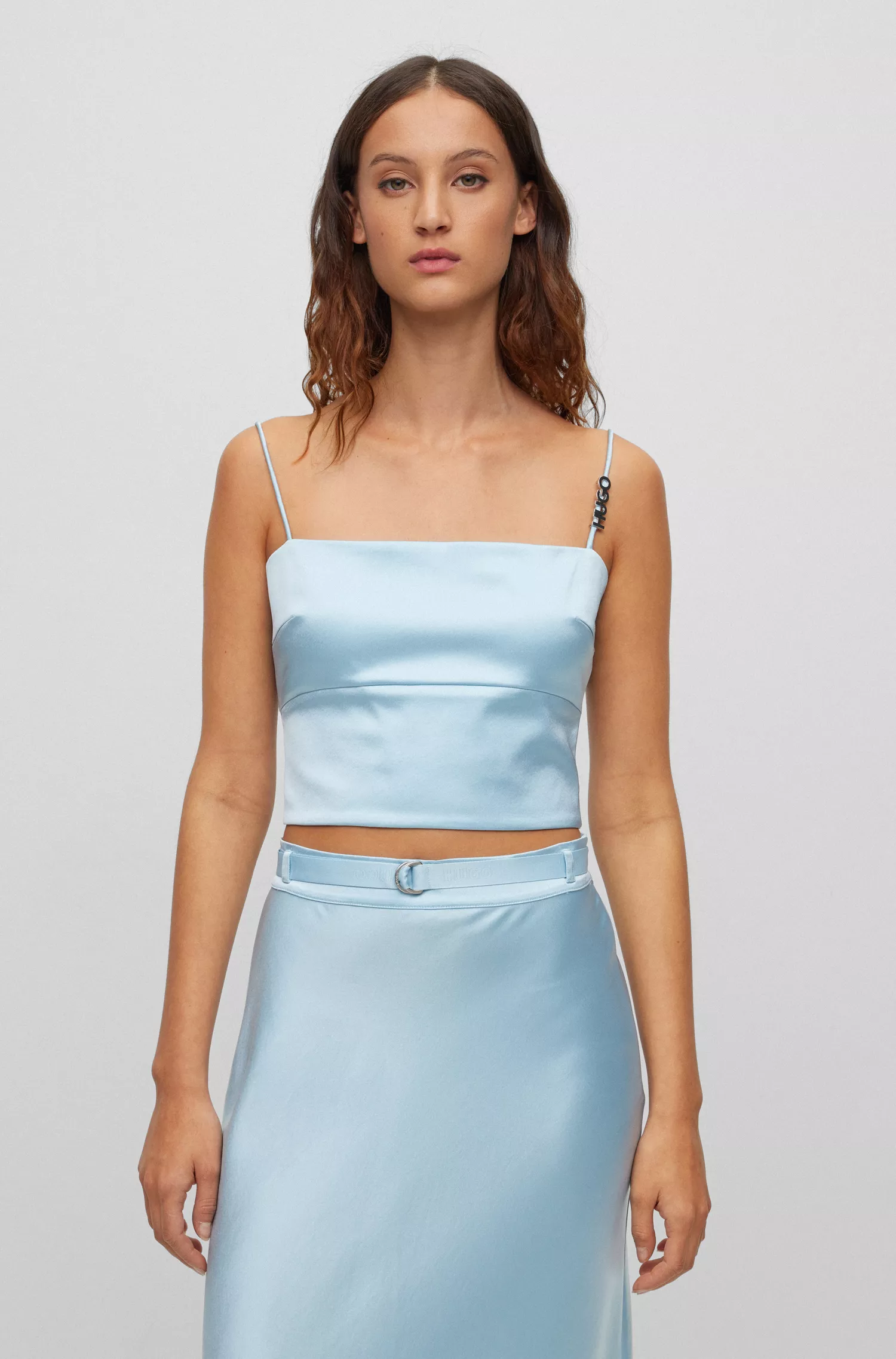 Blusa HUGO vermelha de alças finas com logo e zíper lateral.