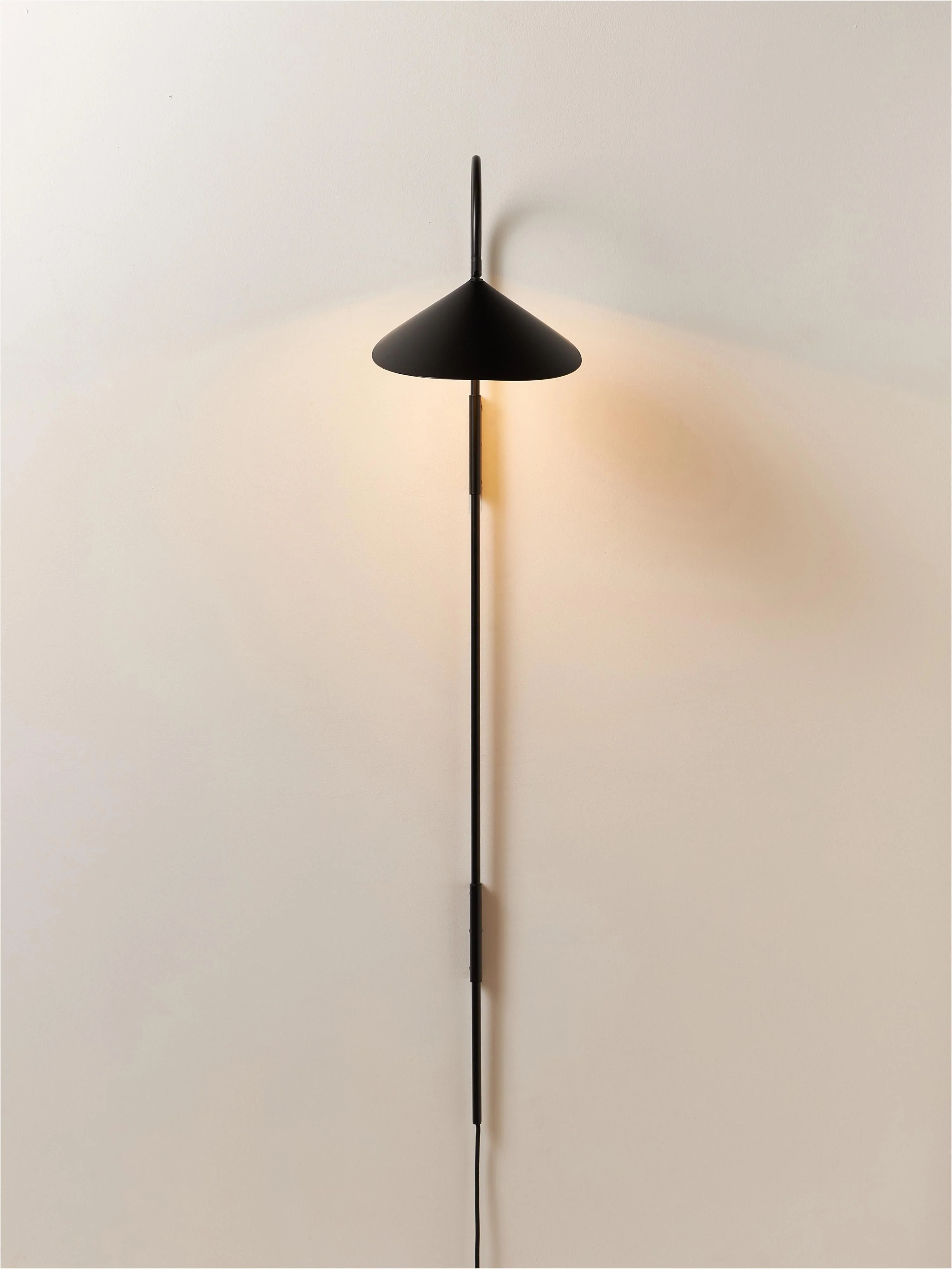 Grote wandlamp Arum met stekker, verstelbaar