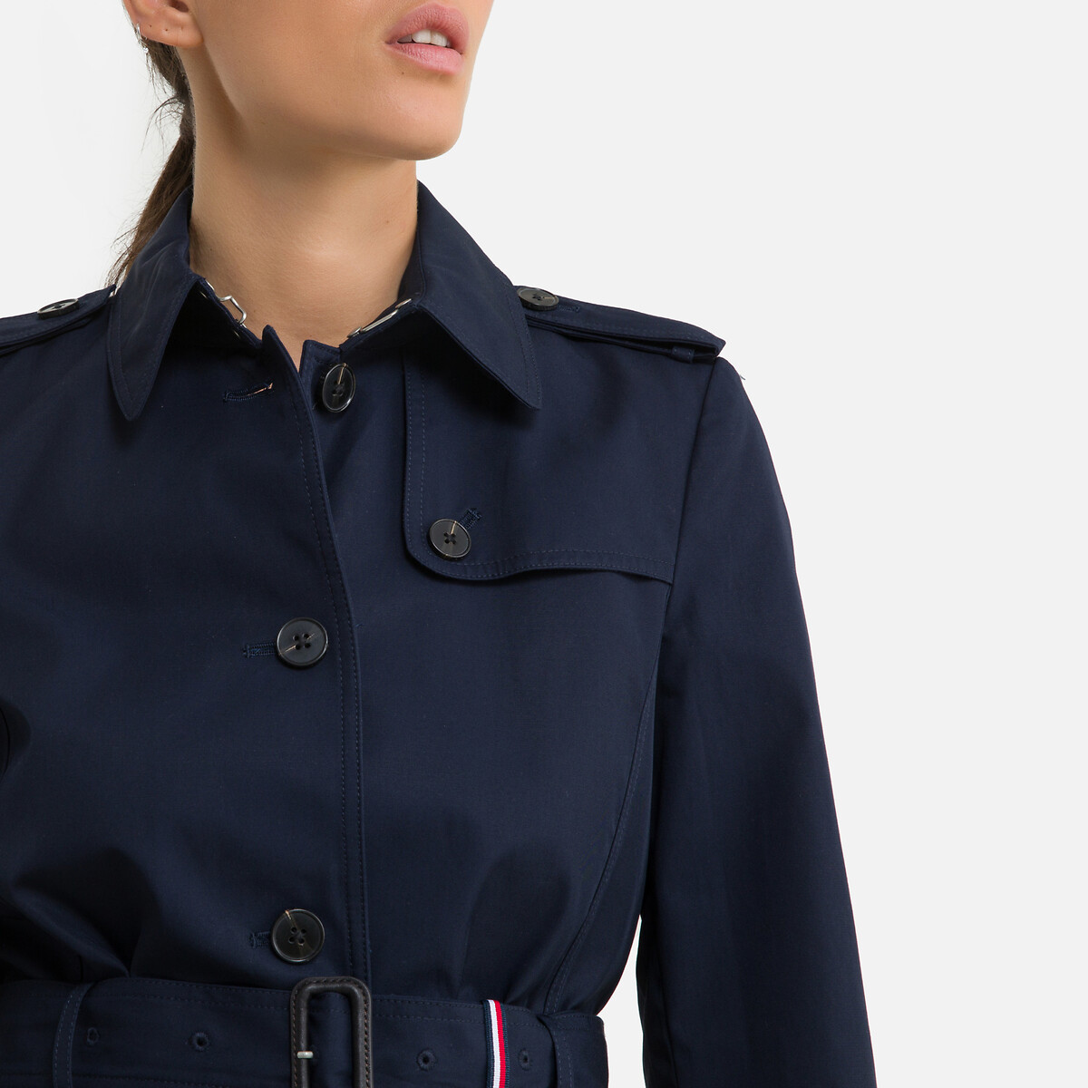 TOMMY HILFIGER<br>Trenkh de comprimento médio, fechamento com botões, para meia-estação