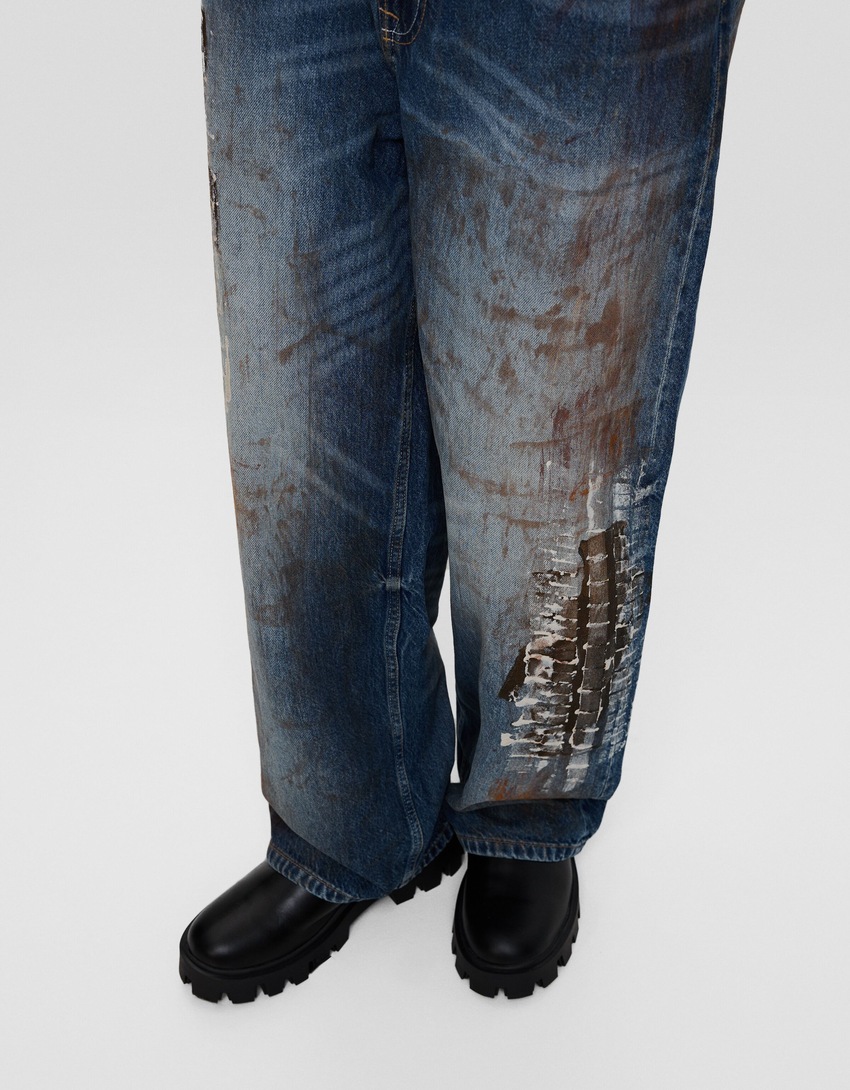 Calça jeans super larga com estampa de respingos de tinta