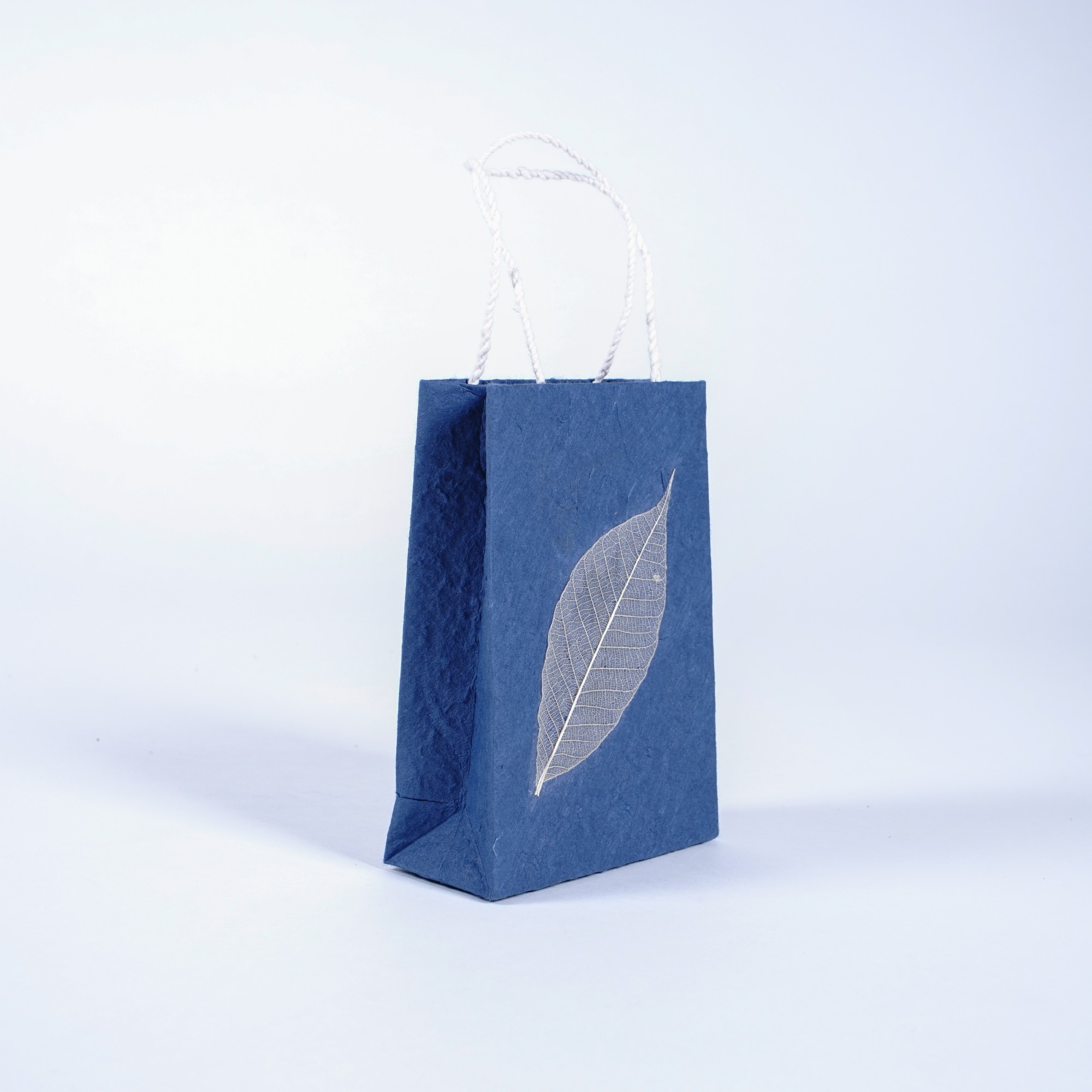 Tasche aus handgeschöpftem Papier, dunkelblau, L 11,5 cm, B 5 cm, H 16 cm günstig bestellen