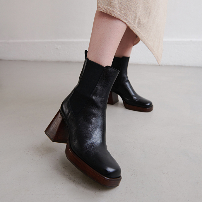 Bottines à bouts carrés et élastiques  en cuir veilli noir