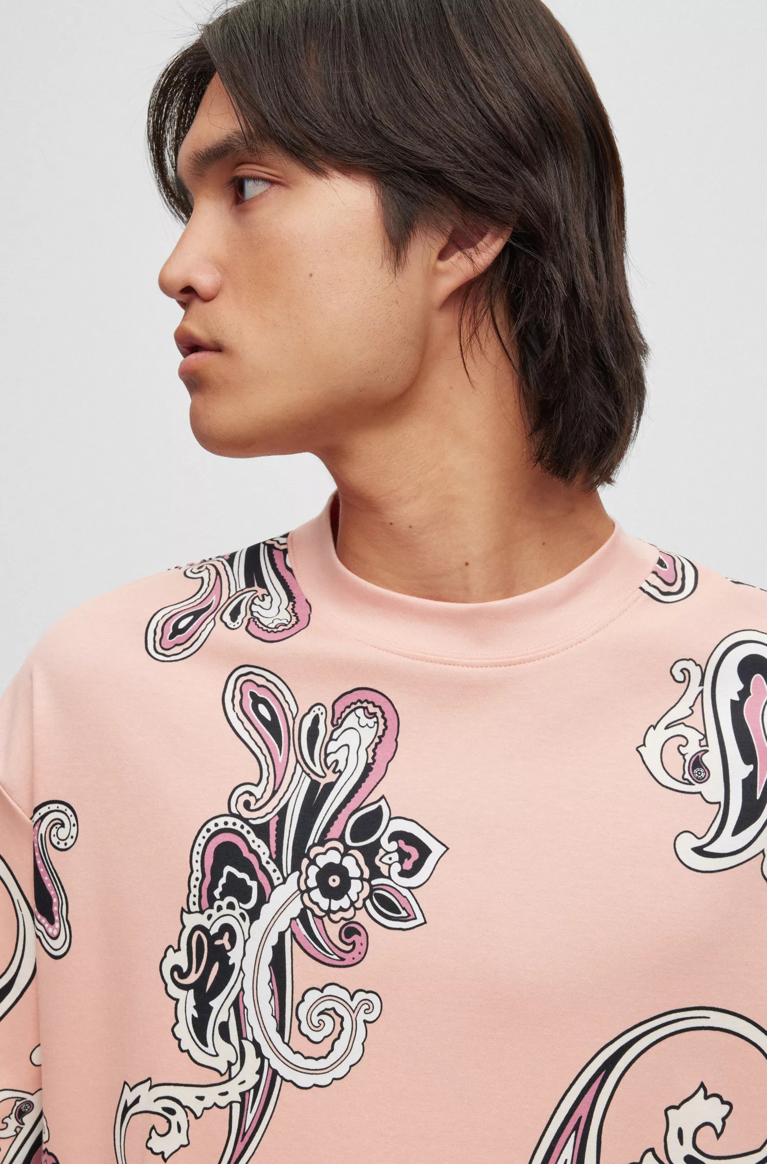 Camiseta HUGO vermelha em algodão interlock com estampa paisley oversized.