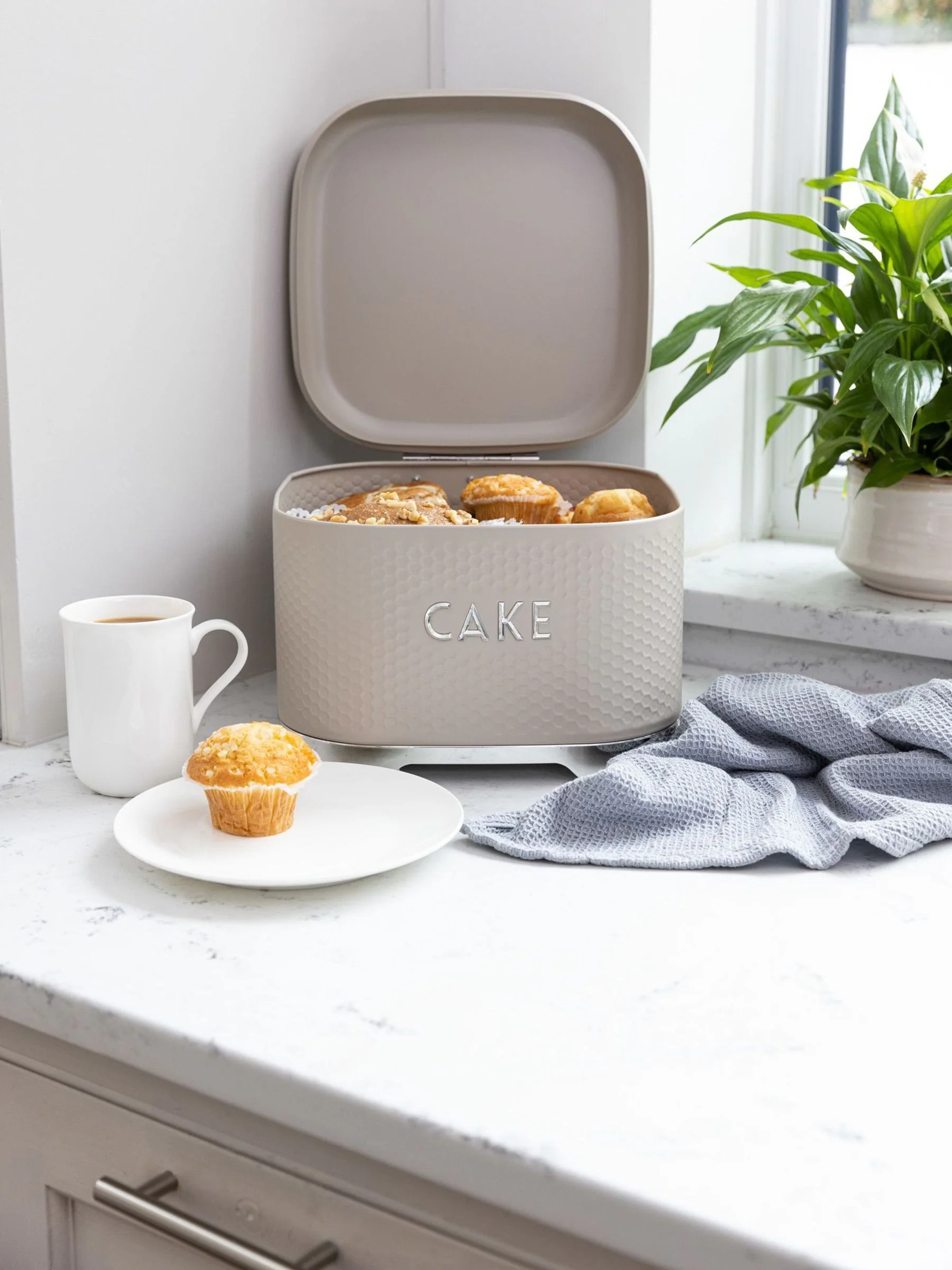 Kitchencraft Textured Square Cake Tin Durable Storage