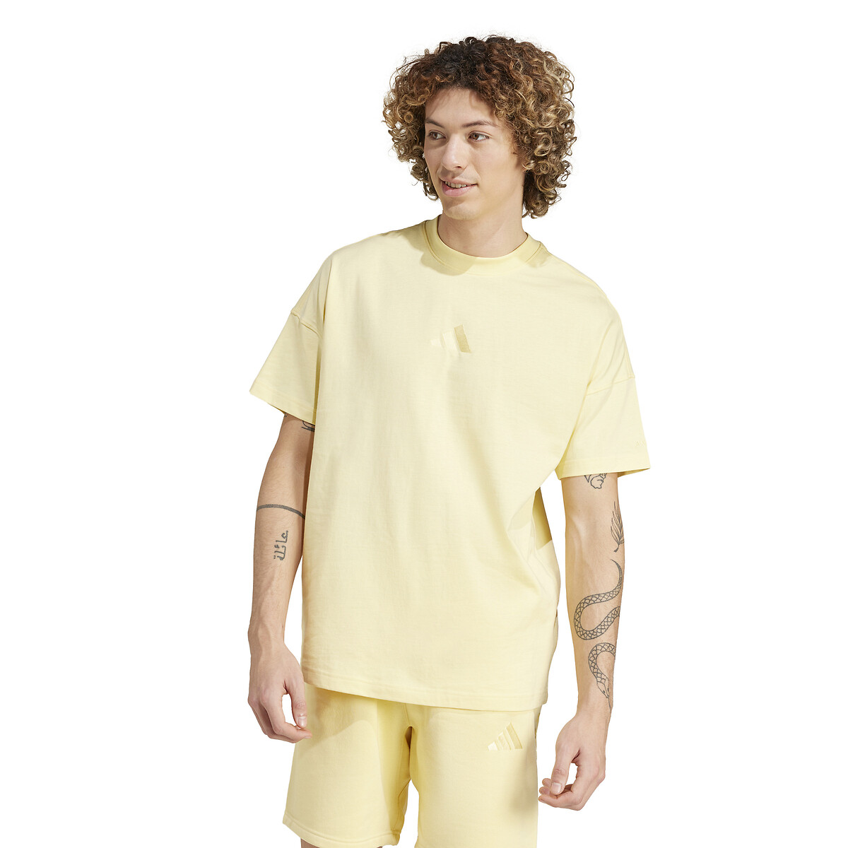 Camiseta adidas Performance em malha com logotipo tonal