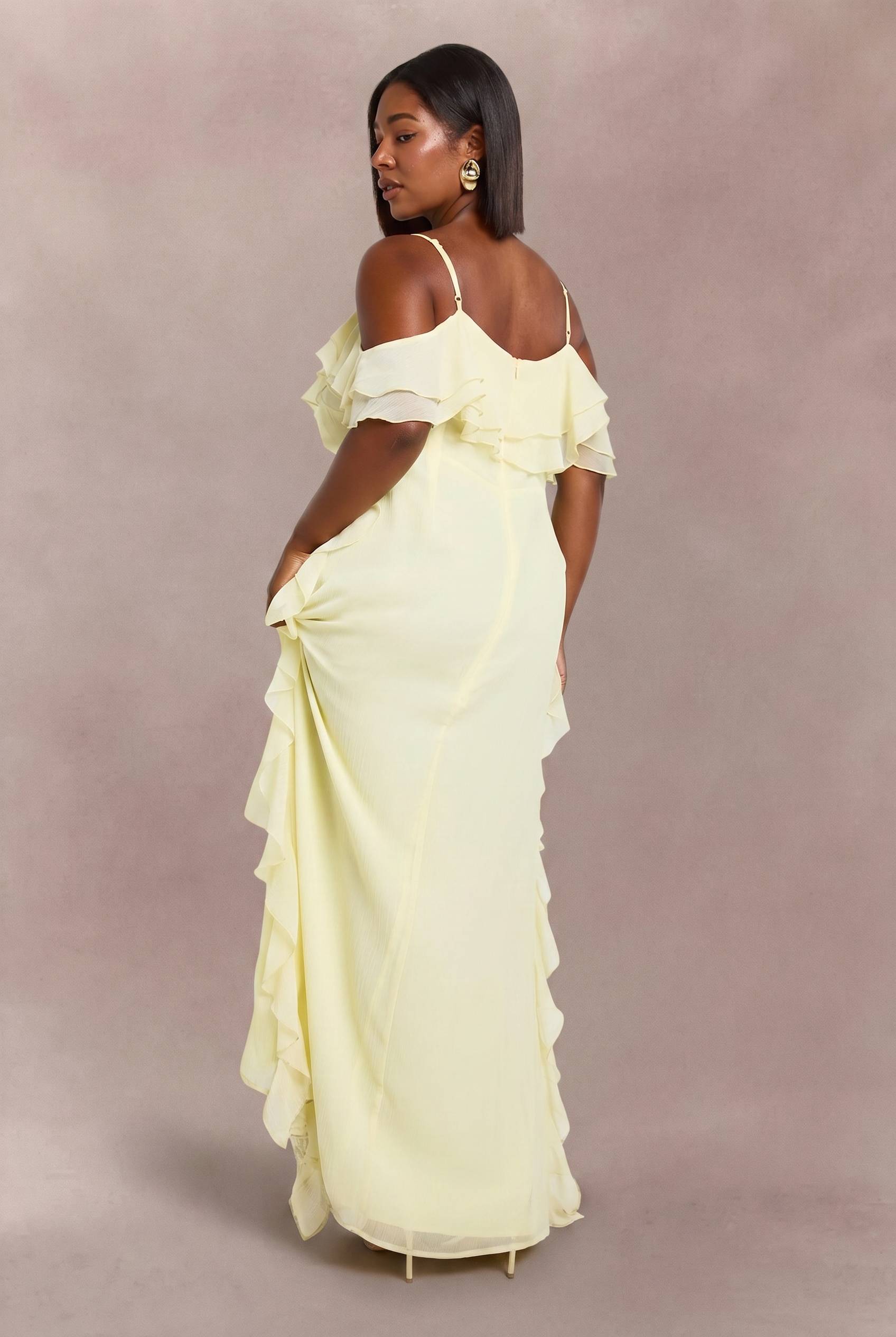 boohoo Robe Longue Grande Taille En Mousseline À Volants Et Épaules Dénudées
