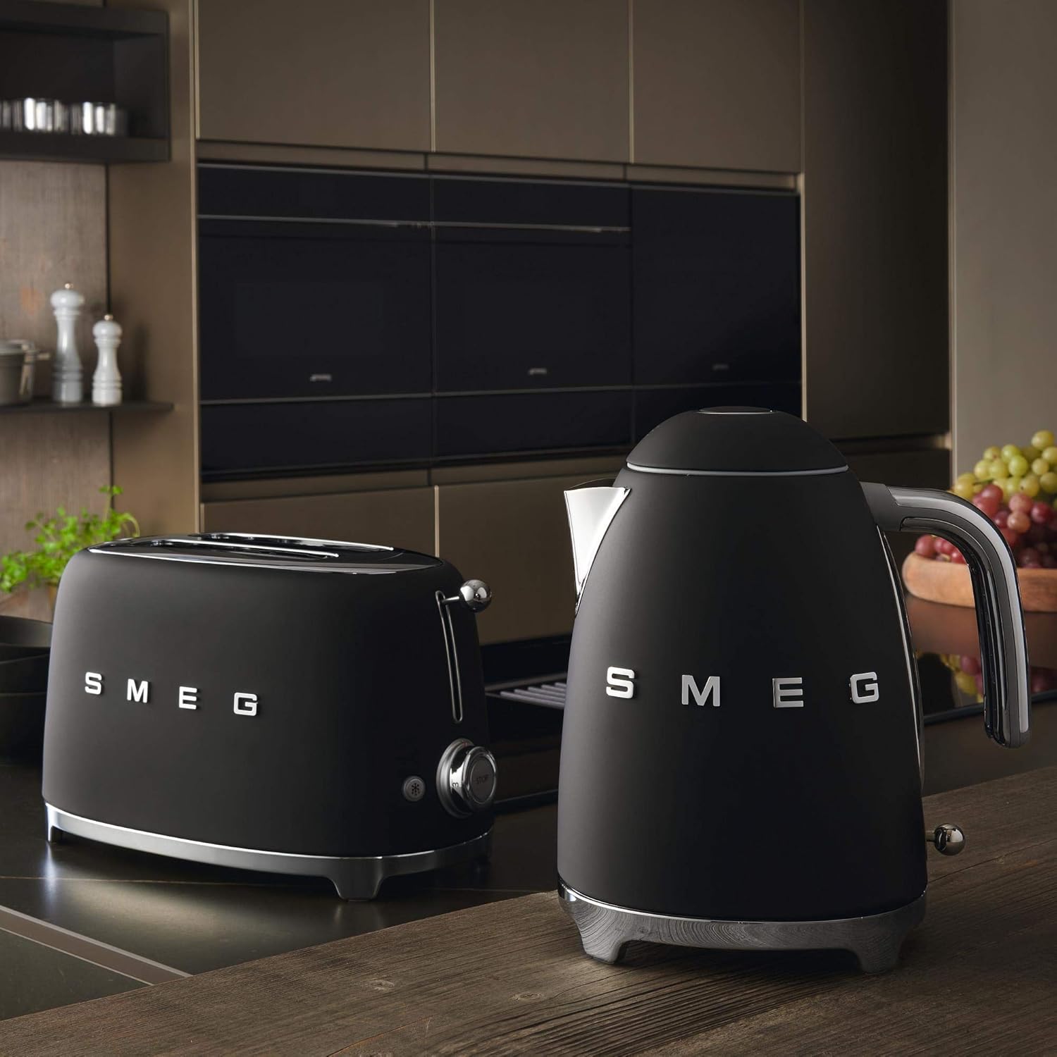 Smeg, Bouilloire Électrique KLF03PGEU 1,7 L, Filtre Anticalcaire Lavable, Arrêt Automatique de Sécurité, Indicateur de Niveau d'Eau, Base Antidérapante, Range Cordon, Puissance 2400W, Vert d'Eau