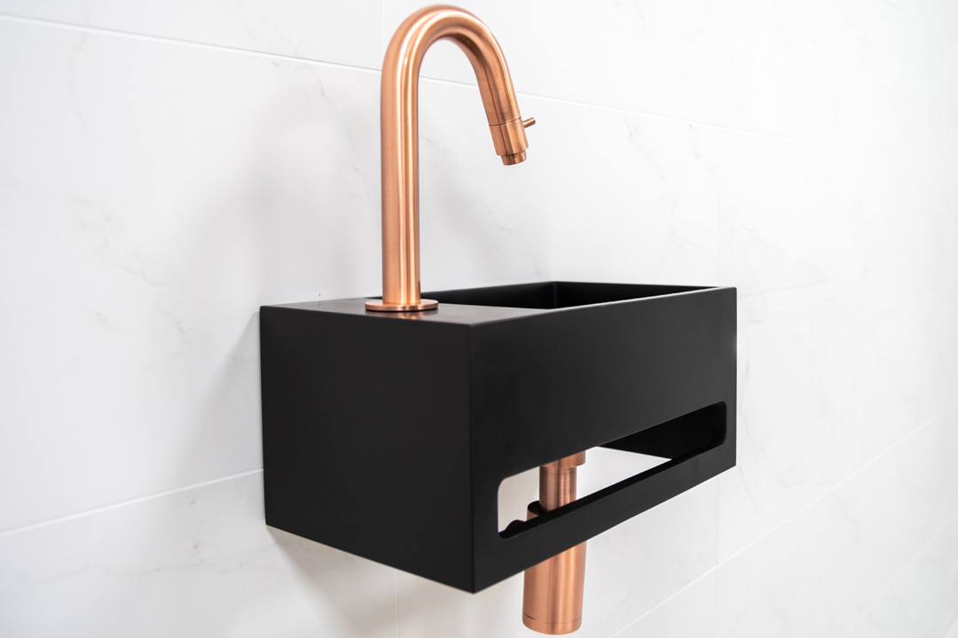 Saniclear Bali fonteinset links met mat zwarte fontein en gebogen koperen kraan