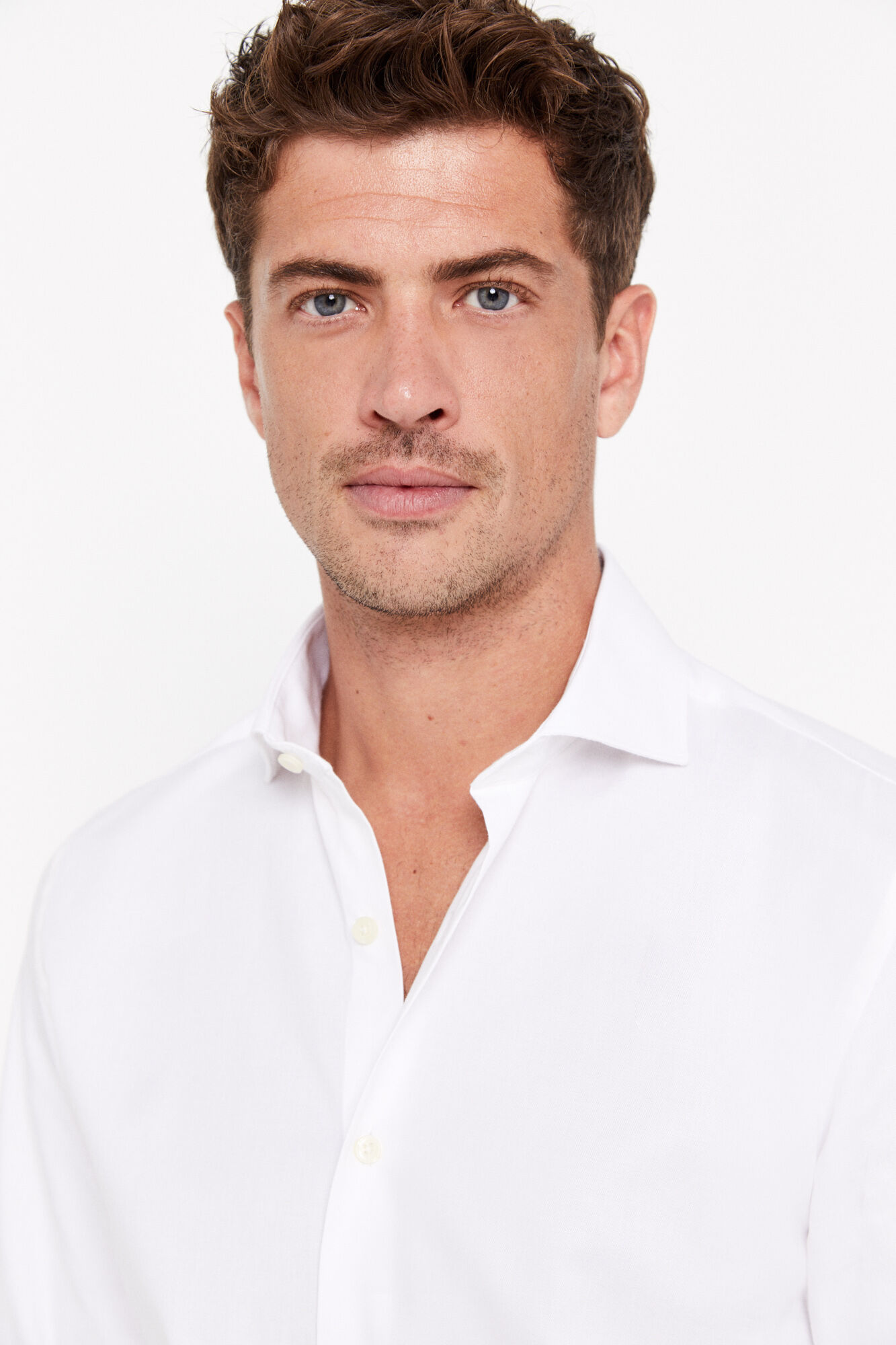 Camisa social com estrutura fácil de passar