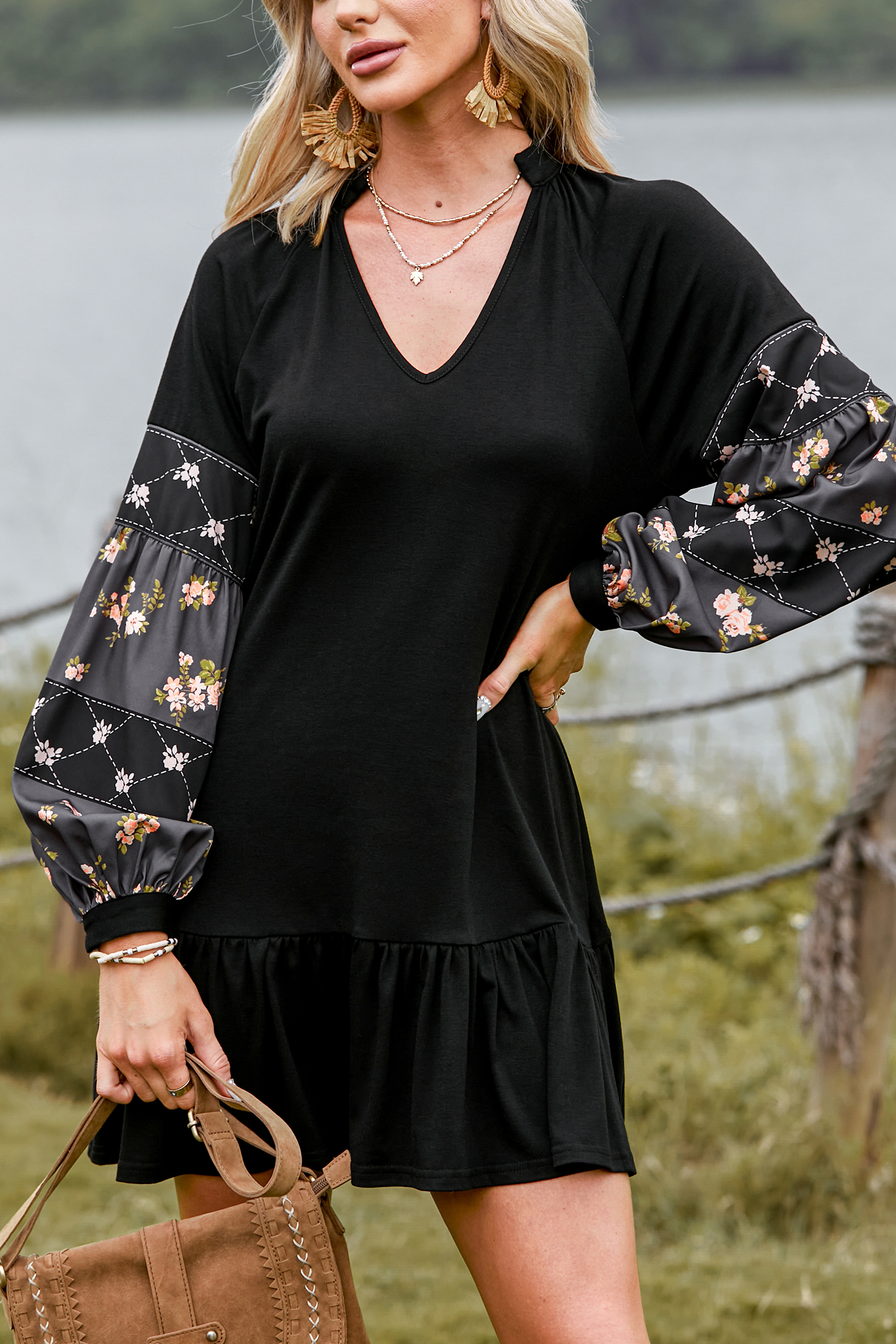 Robe avec col en V et manches bouffantes à volants