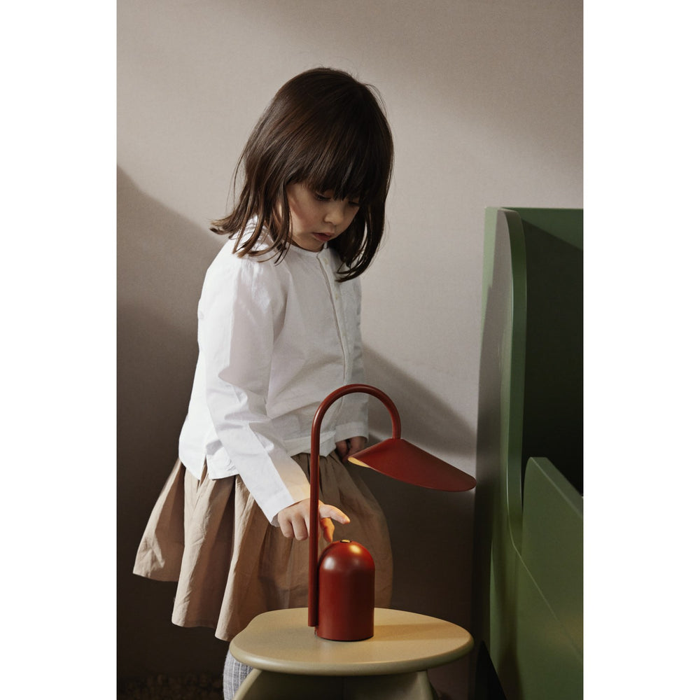 Køb Ferm Living Oxide Red Arum Portable Lampe