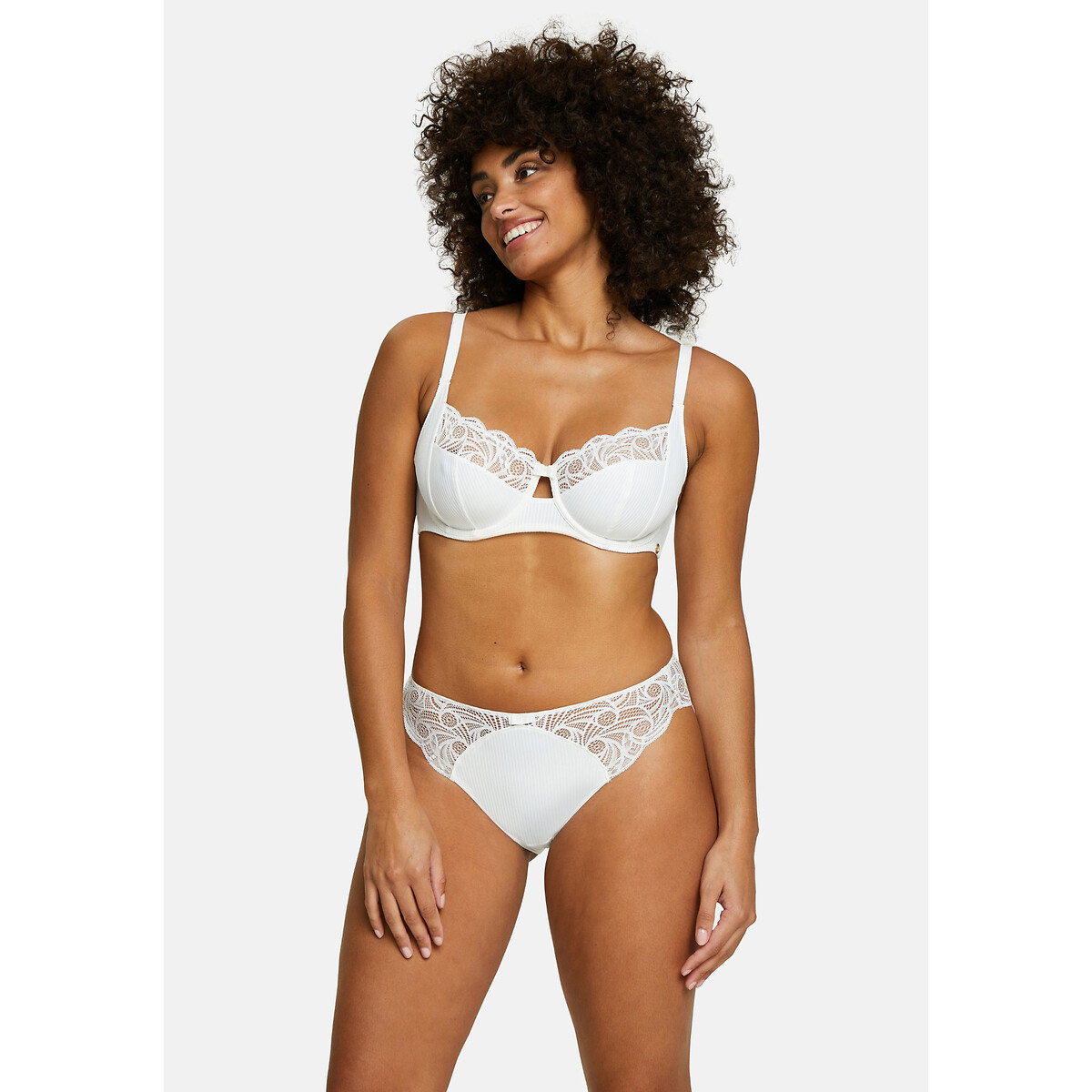 SANS COMPLEXE<br>Sapato slip-on Ariane Essential em renda e microfibra