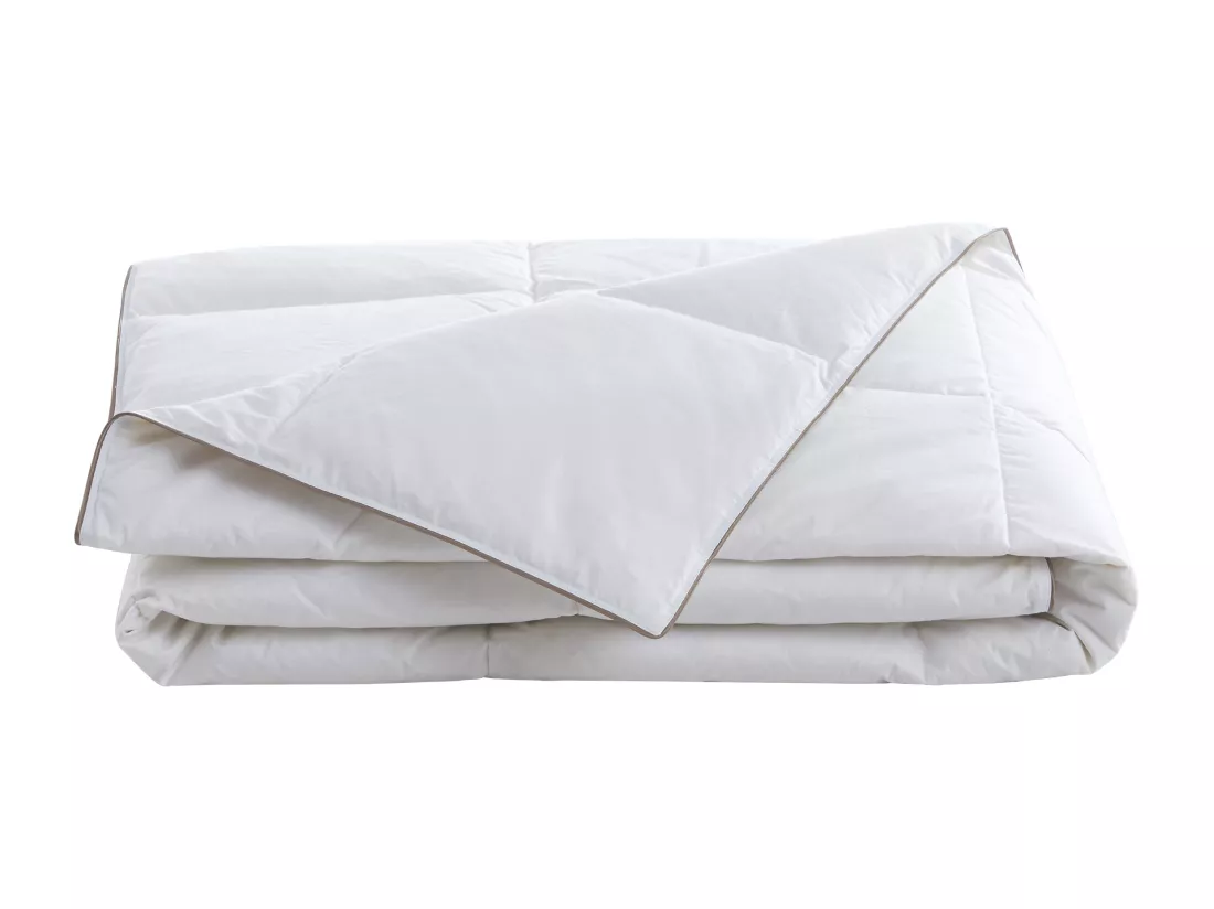 Couette anti-acariens enveloppe 100% percale - 240 x 260 cm - garnissage plumettes et duvet - 300 g/m2 - Blanc passepoil taupe - FEATH de PALACIO