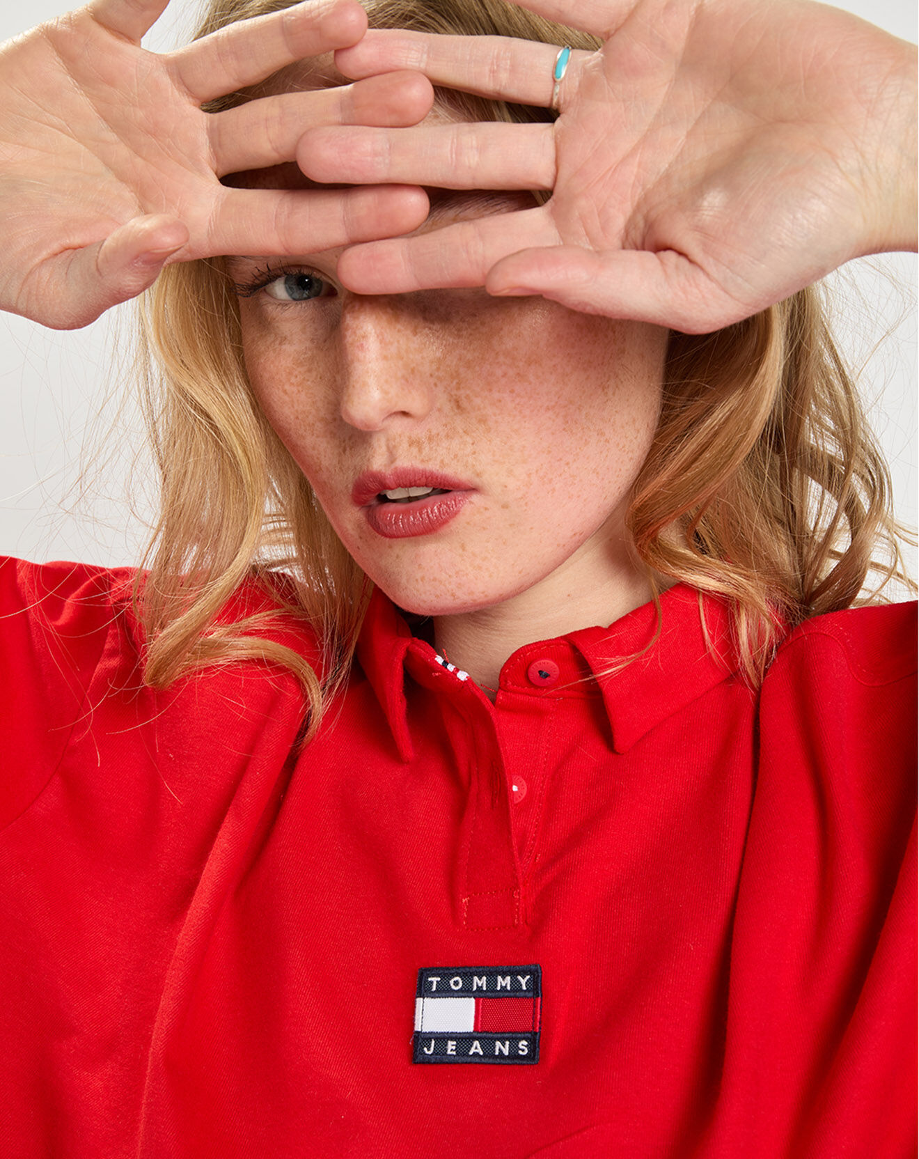 Tommy Jeans Polo Regular 100% Coton Bio Badge rouge