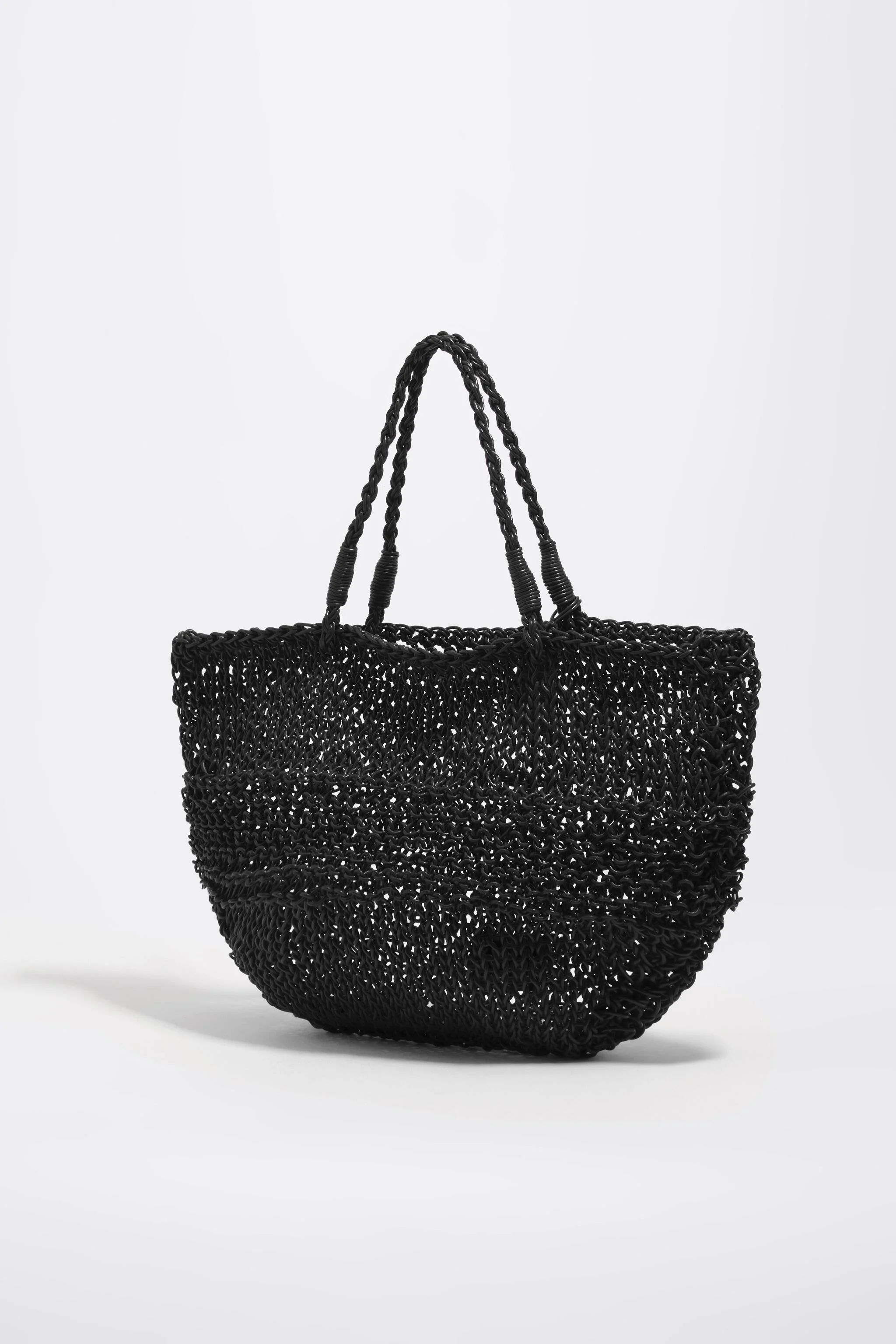 Bolsa de ombro média em couro trançado preto
