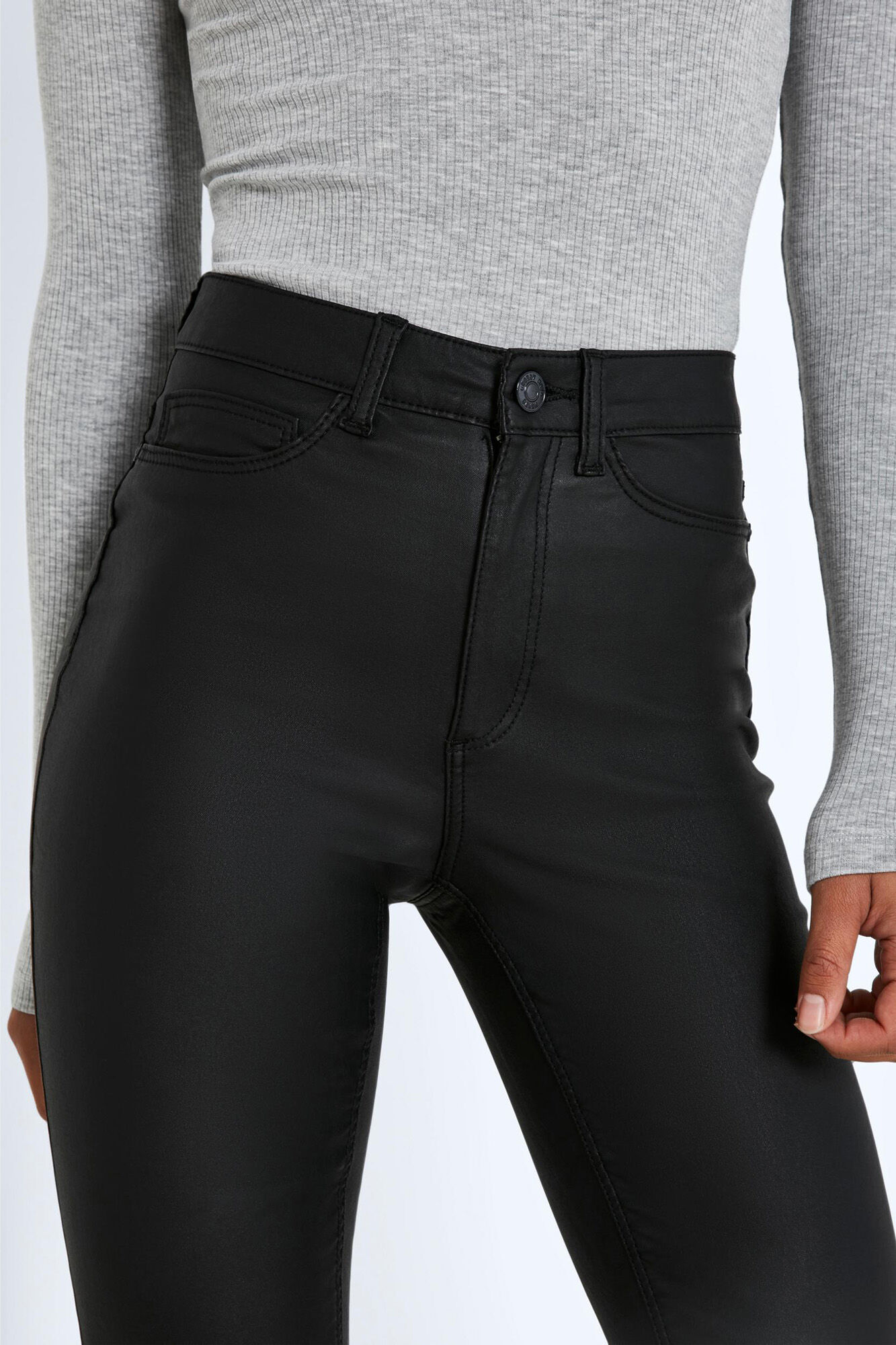 calça jeans slim de couro sintético