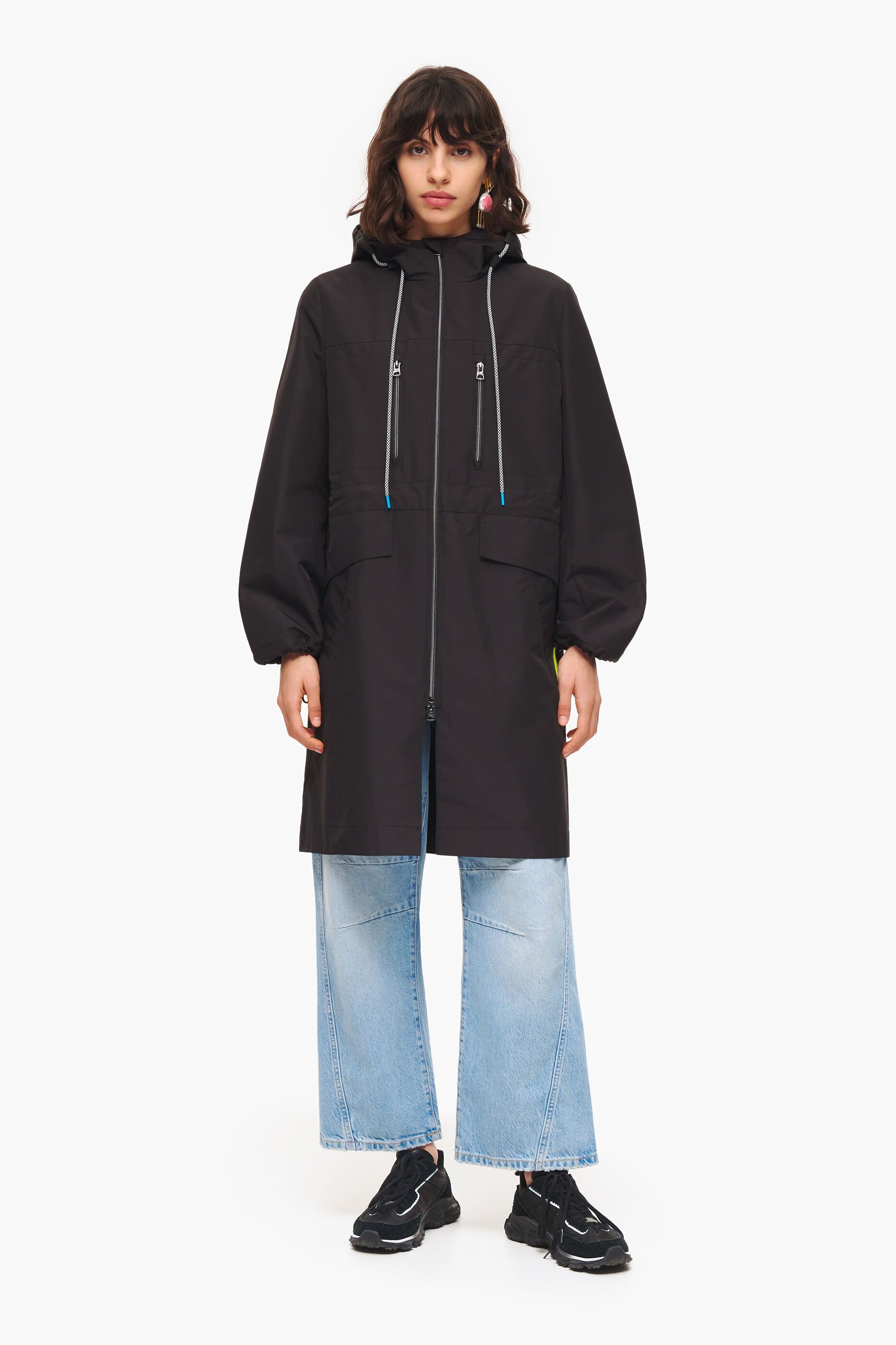 Trench coat preto com boca de sino