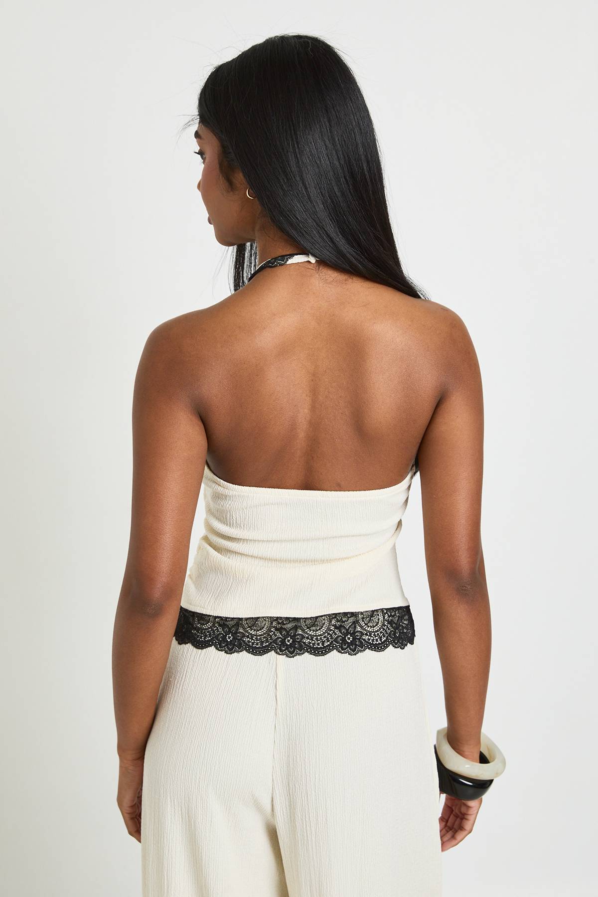 boohoo Haut À Ourlet Asymétrique Avec Dentelle Froissée