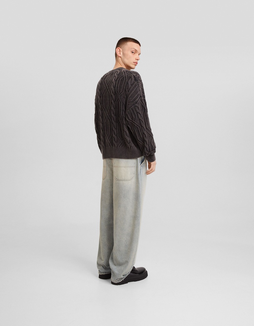calça jeans estilo skater com efeito desbotado