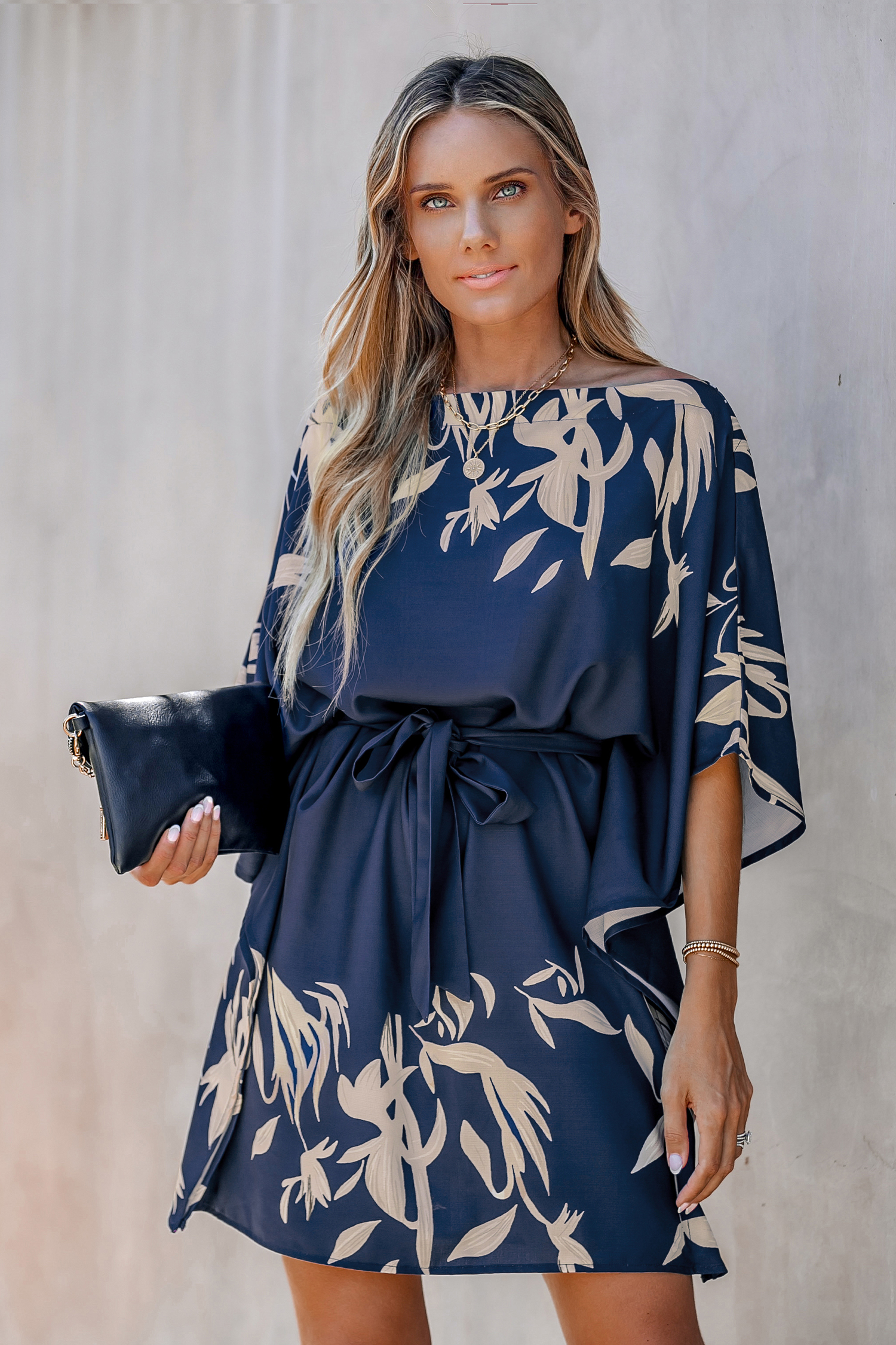 Robe avec ceinture à une épaule et à imprimé feuilles