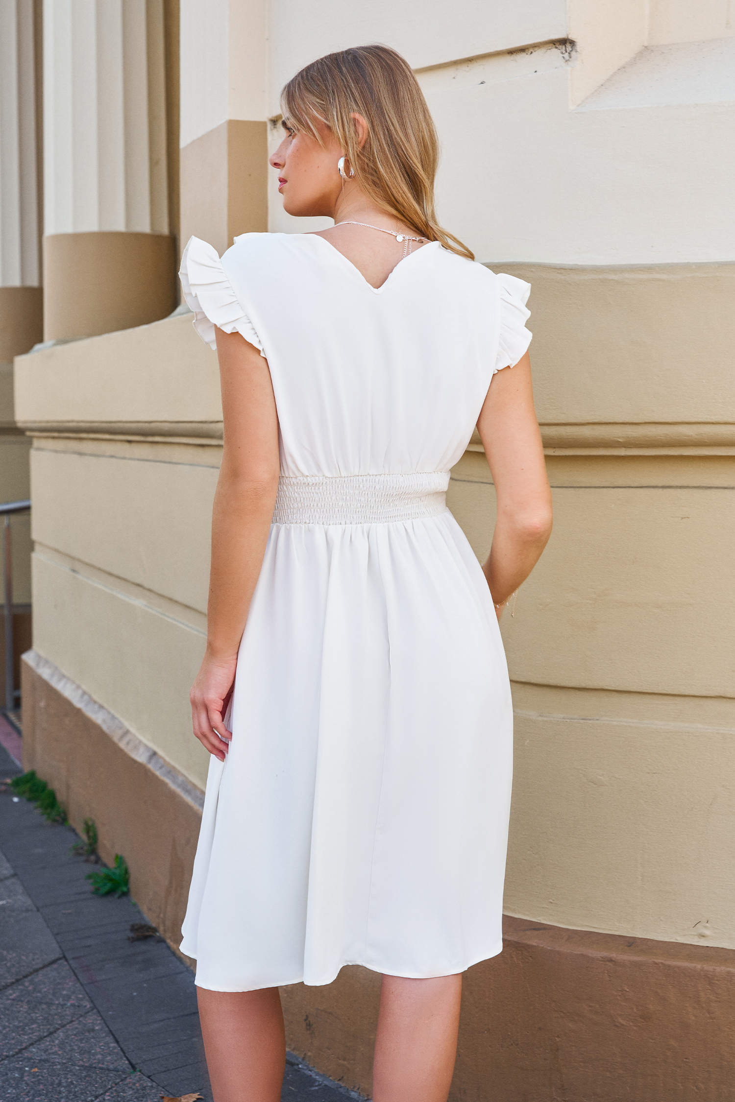 Robe midi avec taille à smocks et col surplis avec volants beige
