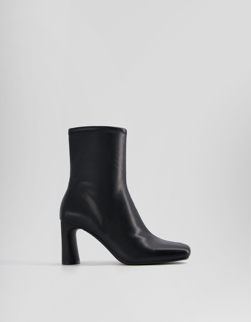 Botas de cano curto com salto médio ajustado