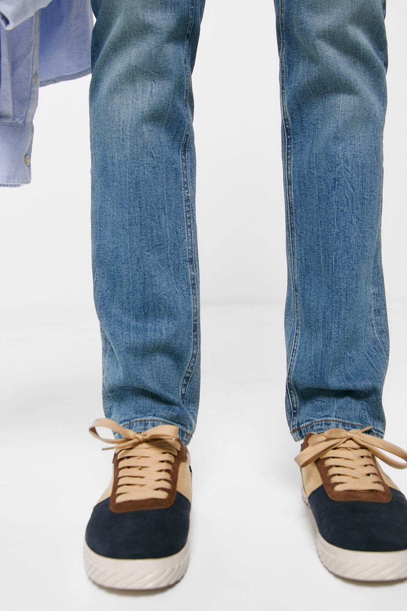 calça jeans skinny de lavagem média e aparência suja