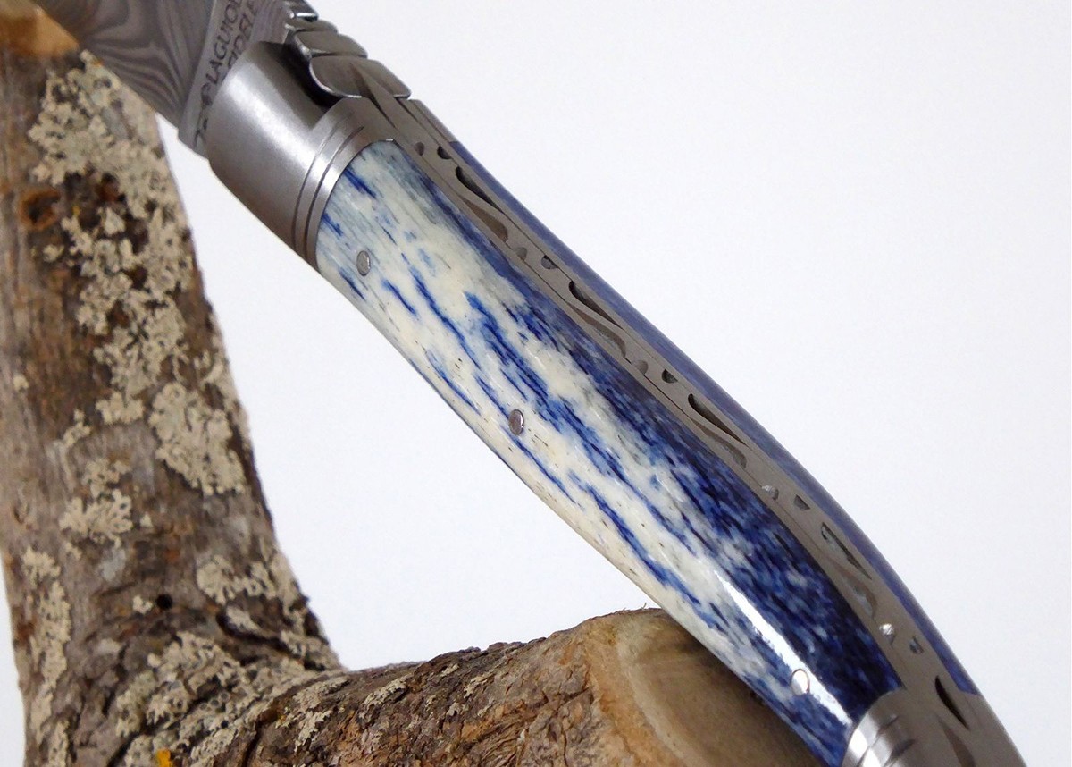 Couteau Laguiole avec un manche en Os de girafe teinté bleu