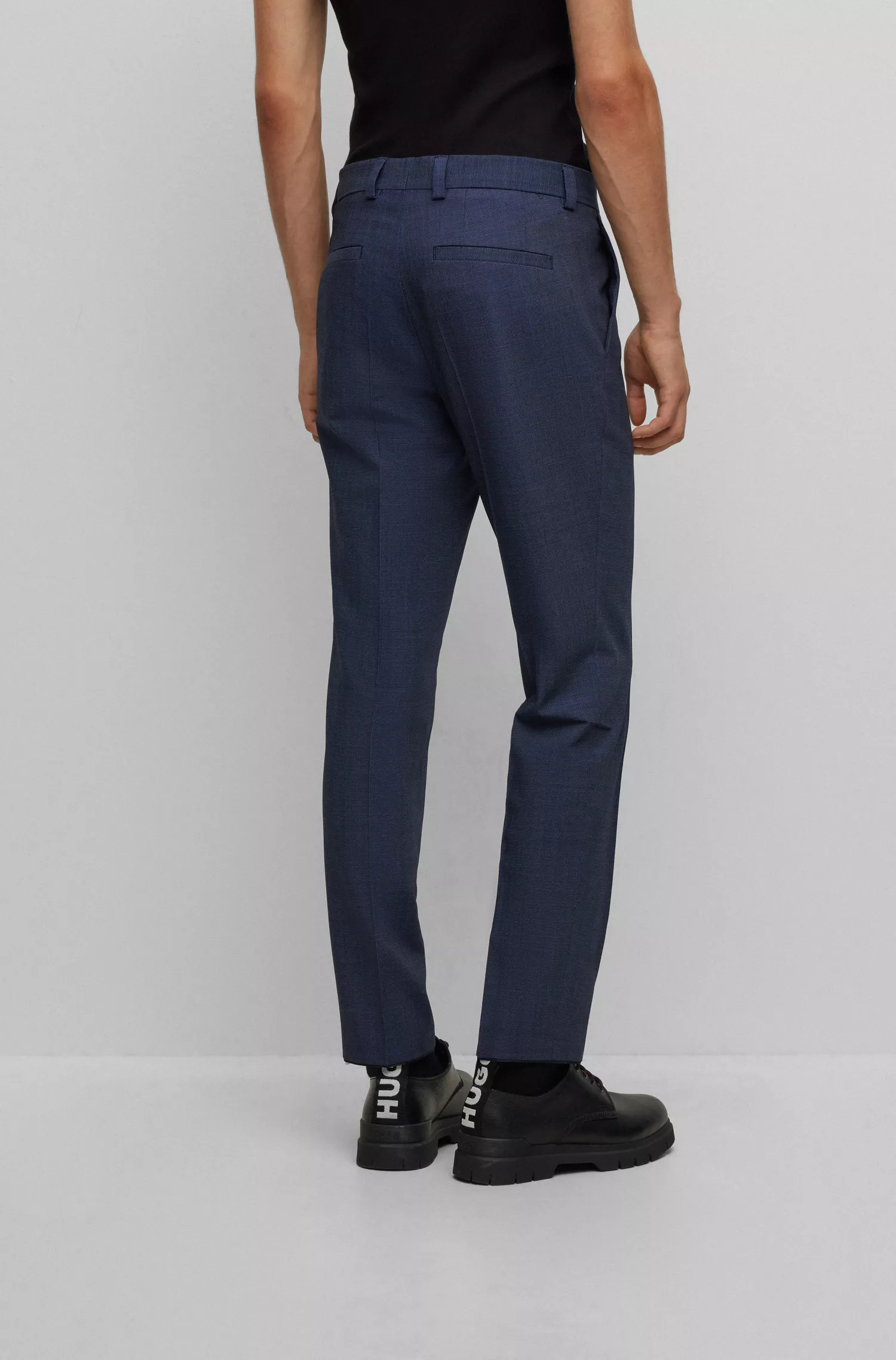 Terno HUGO vermelho de três peças, corte slim, em sarja elástica de alta performance.