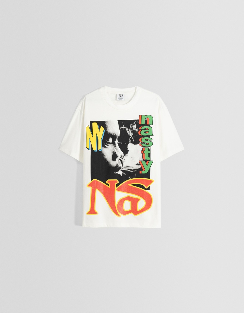Camiseta de manga curta com estampa Nas e modelagem quadrada.