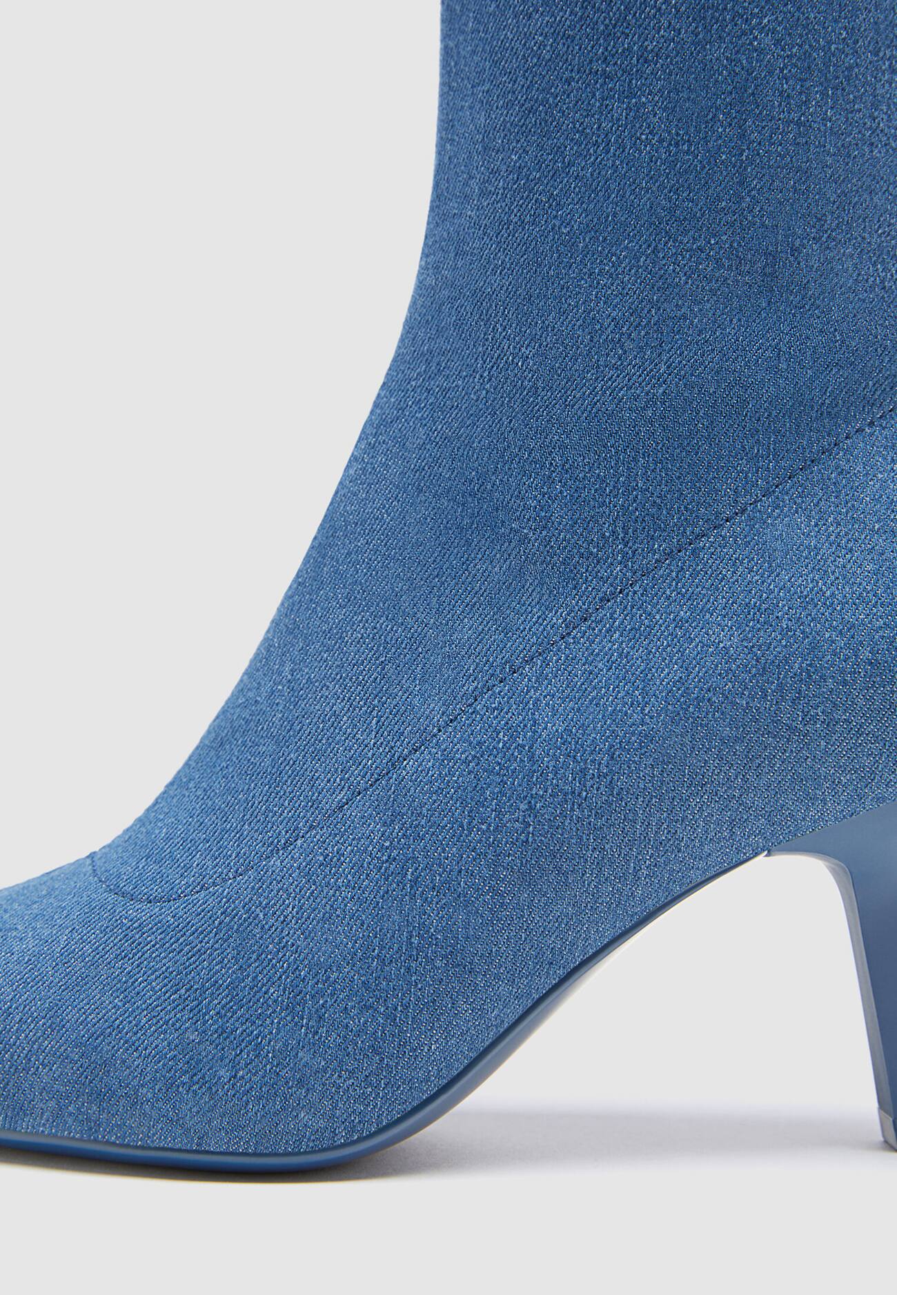 botas de cano curto em jeans elástico com salto alto