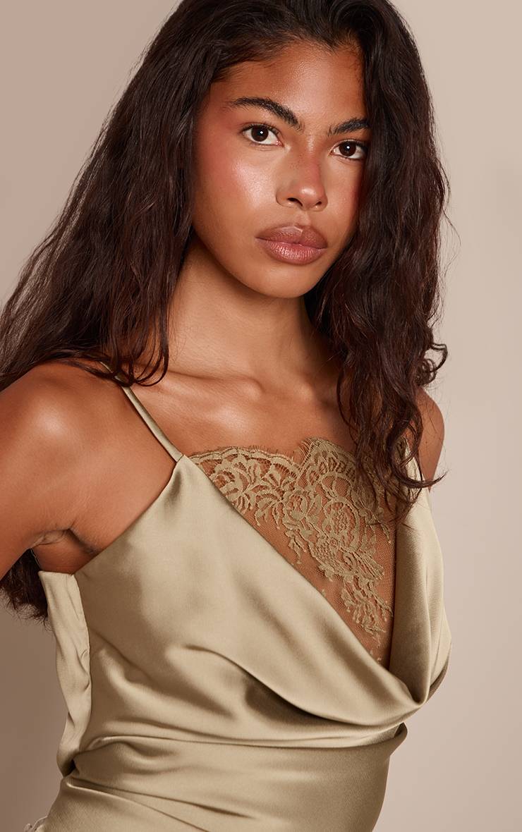 Vert Olive Top Asymétrique En Satin À Col Bénitier Avec Bordure En Dentelle