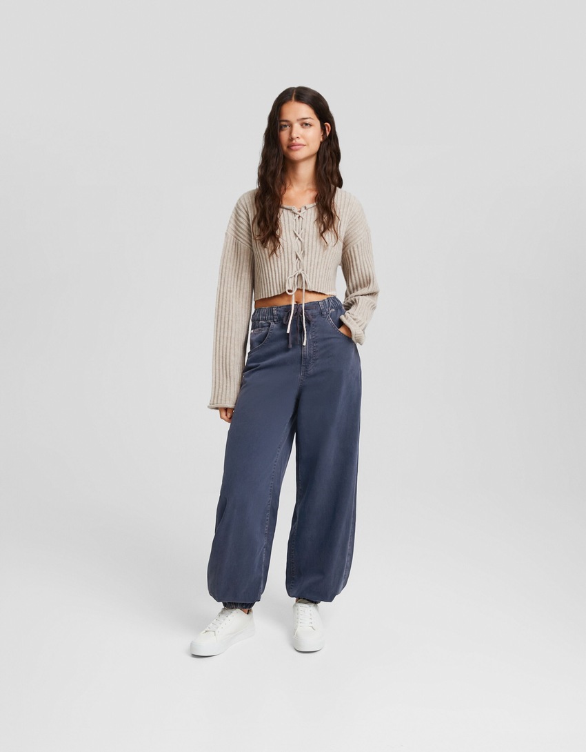 Calça jogger de algodão com cordão.