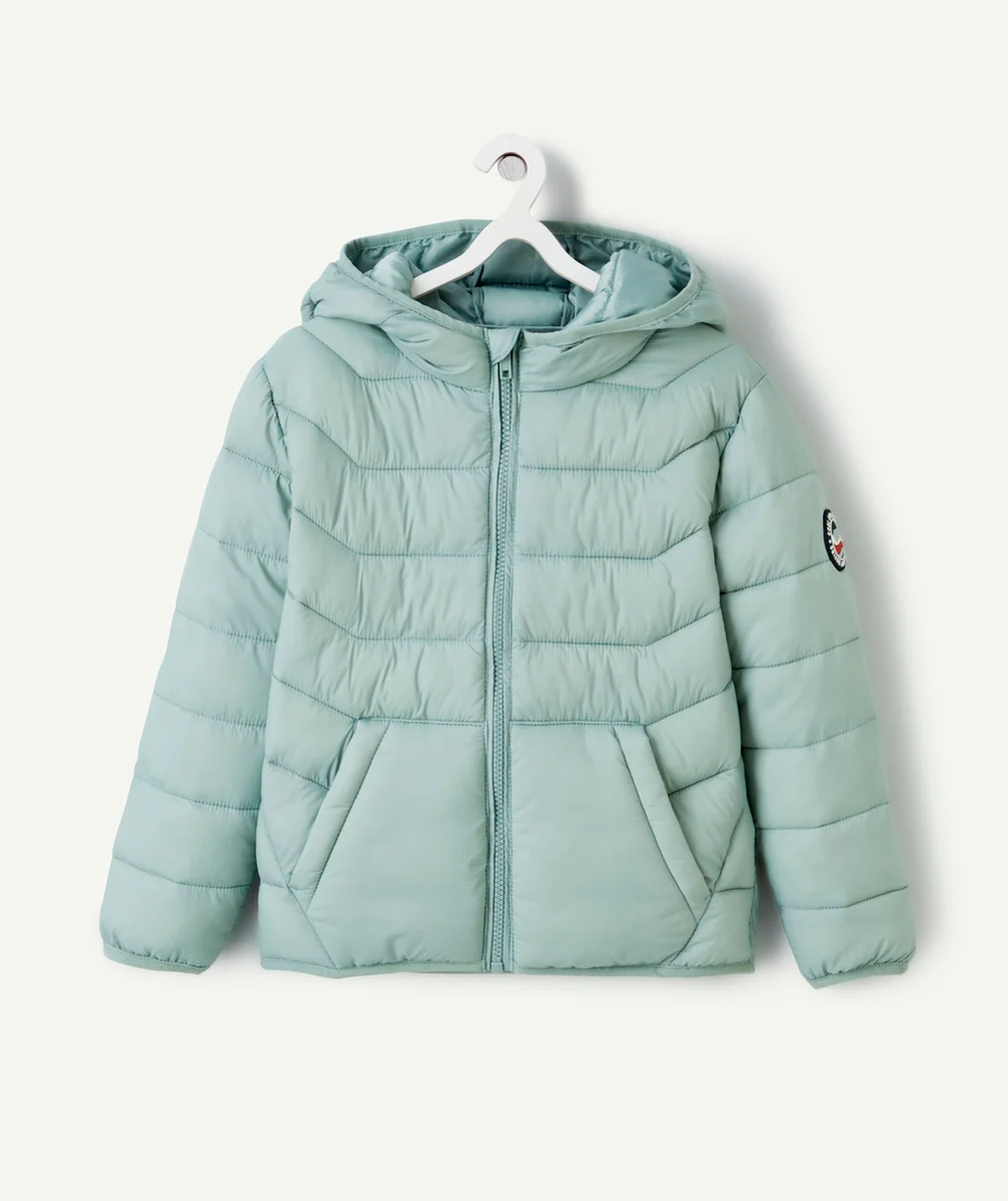 DOUDOUNE À CAPUCHE GARÇON EN FIBRES RECYCLÉES VERTE PATCH SUR LA MANCHE