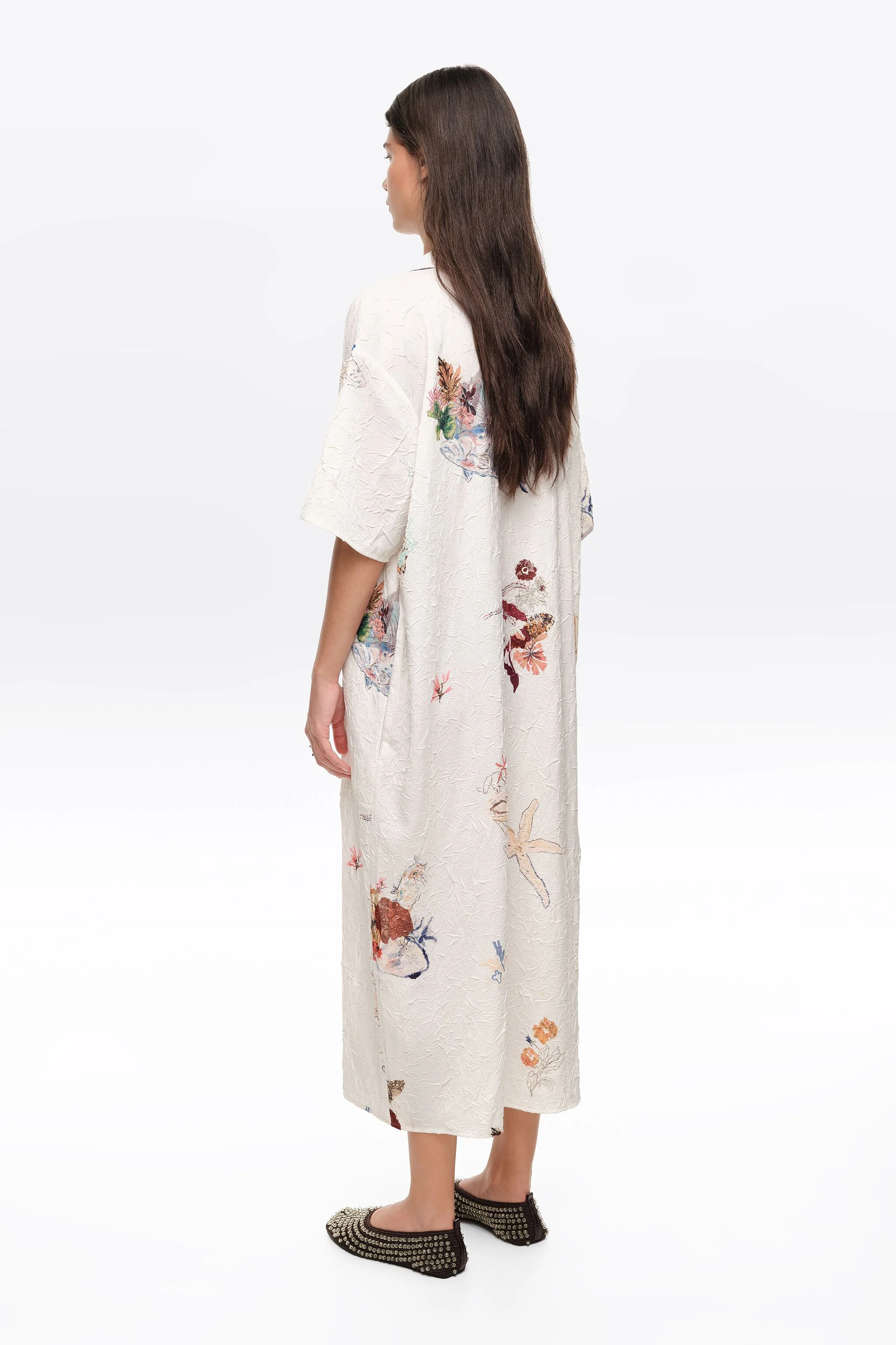 Vestido camiseiro em tecido amassado cor off-white Seabed