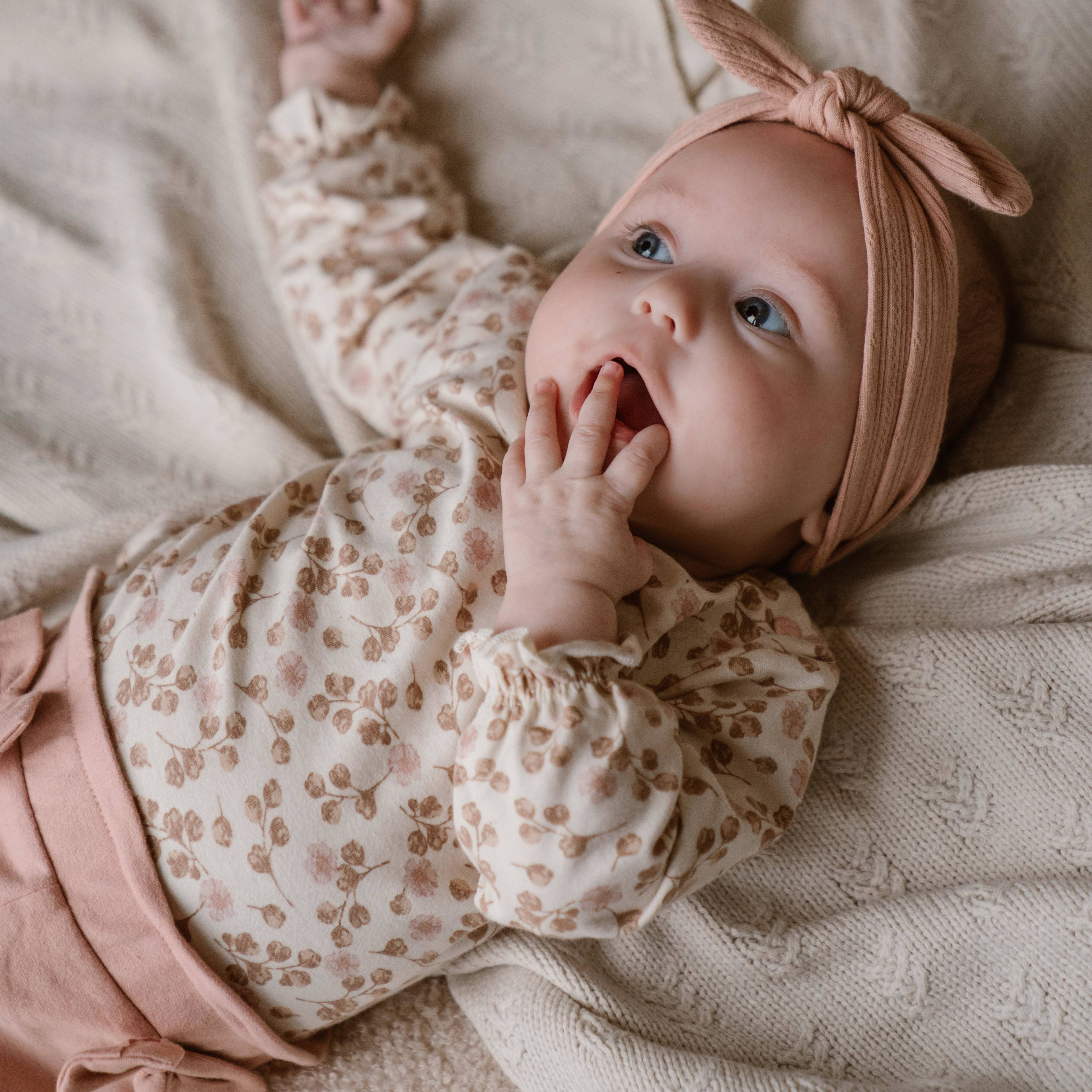Dirkje baby longsleeve met all over print en ruches lichtbruin/roze/ecru