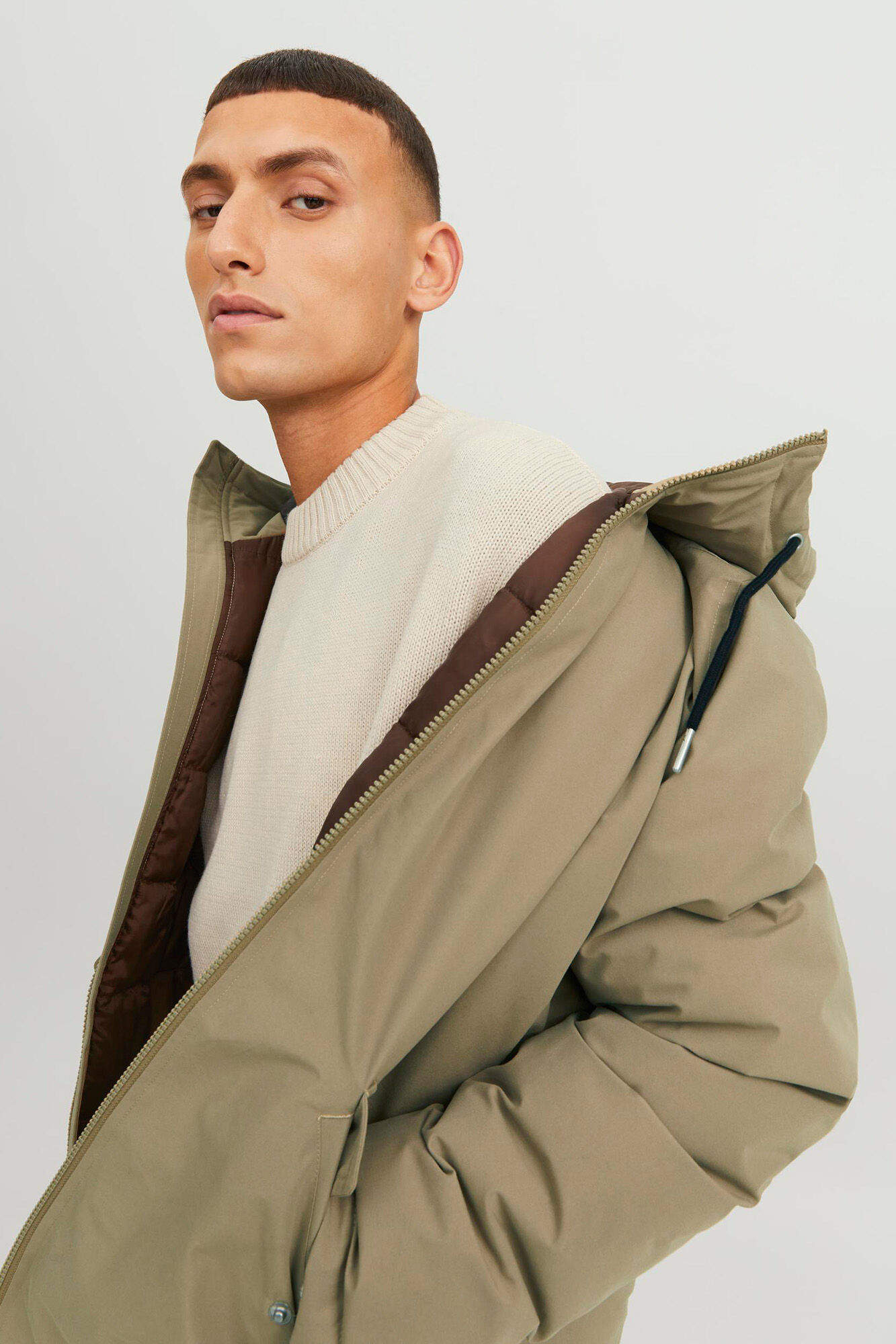 Parka com capuz ajustável
