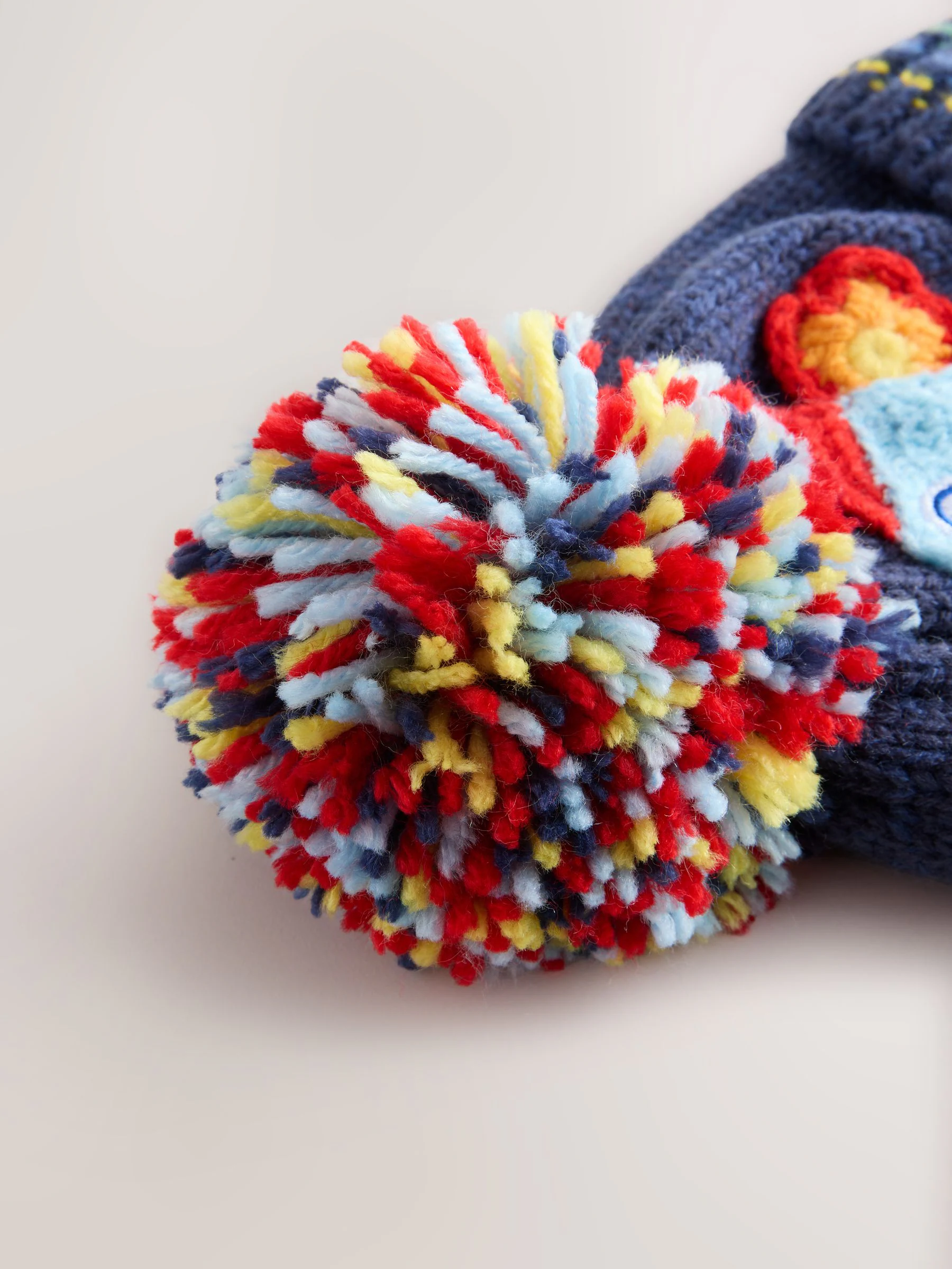 Marineblauw met raket - Beanie-muts met oorbedekking en pompon (3mnd -10jr)