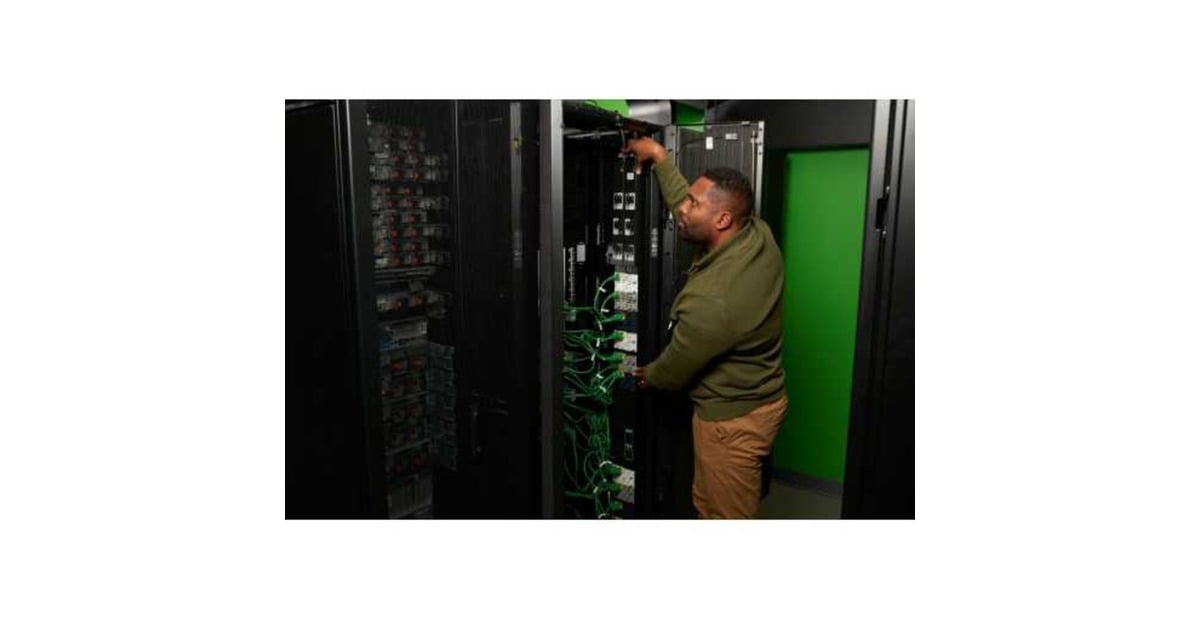 APCAPDU10350SM - Switched & Metered-by-Outlet, 0U, 32A, 400V  (Zwart, (24x) C13/15 + (24x) C13/15/19/21, IEC60309 32A 3Fase stekker)