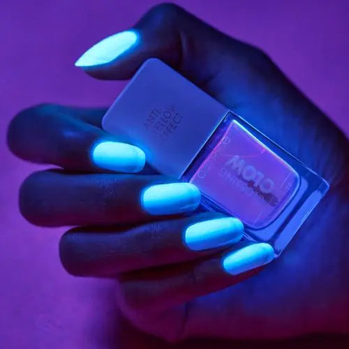 Glossing Glow Nail Lacquer 010 You Glow Girl