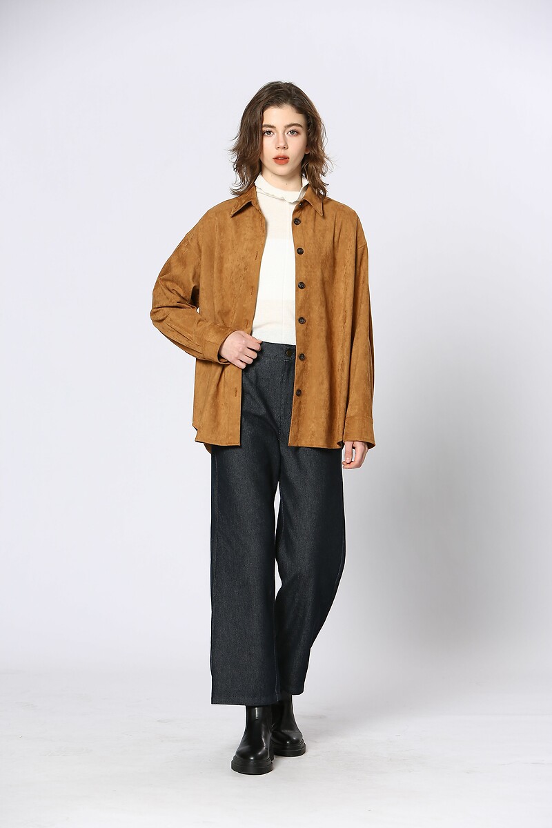 ATÉ BREVE<br>Camisa de camurça com fechamento por botões
