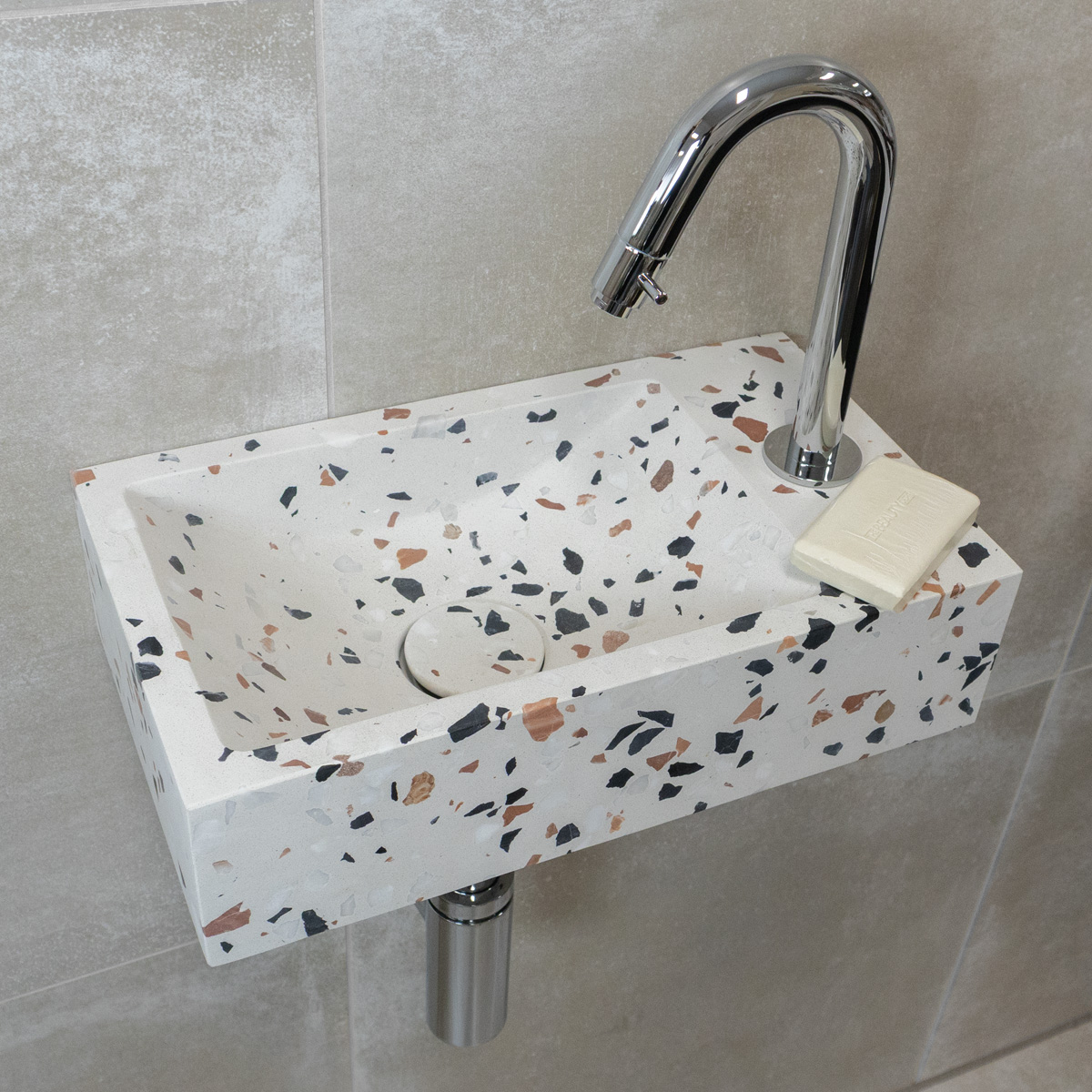 Saniclear Terrazzo fonteinset met gebogen kraan in chroom