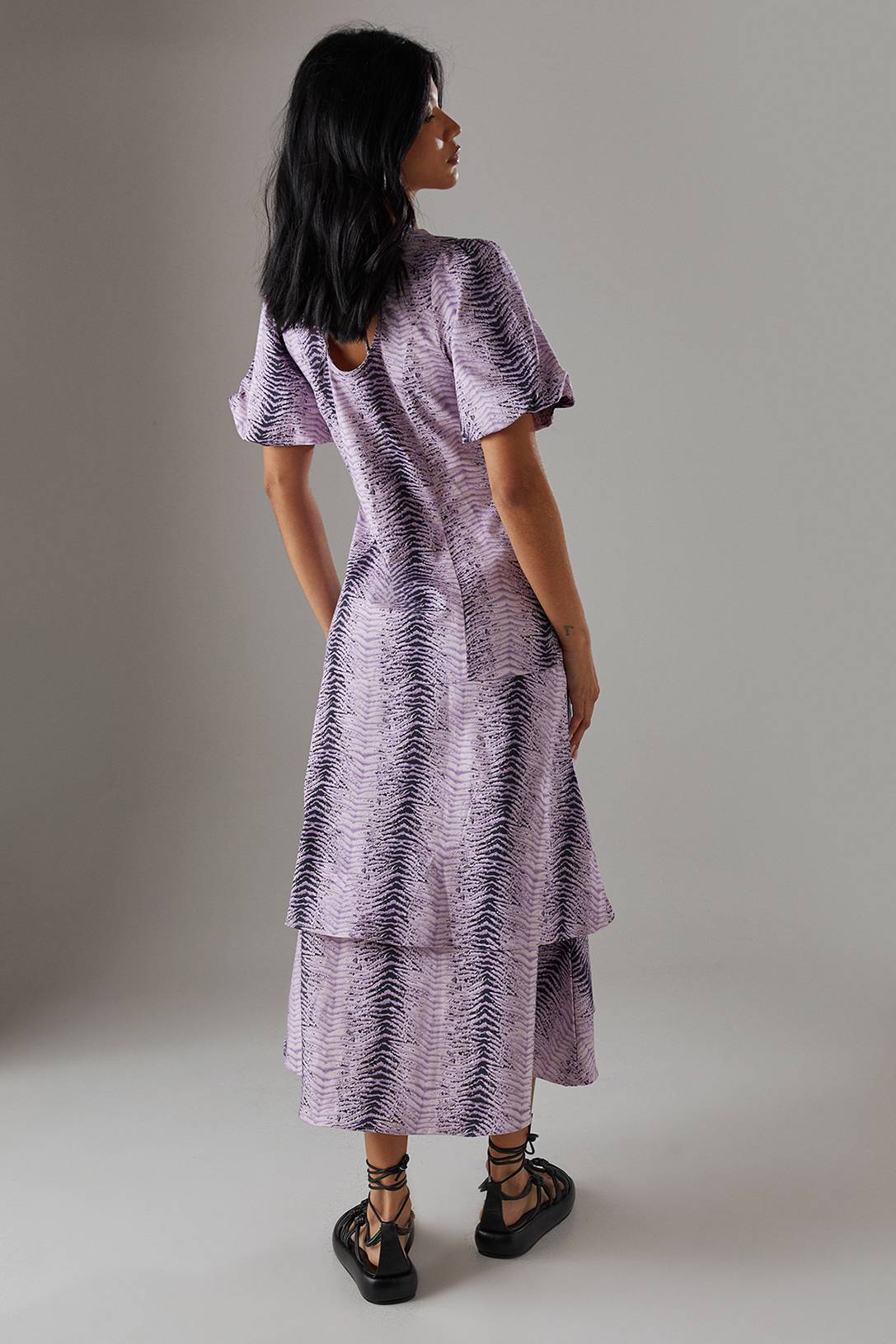 Warehouse Robe Midi à Imprimé Animalier avec Manches Bouffantes et Ourlet à Volants