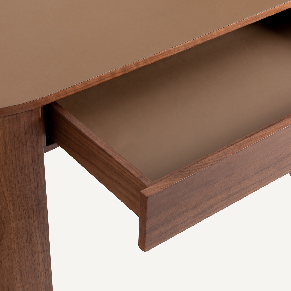AM.PM<br>Mesa de escritório com folheado de nogueira e couro, Abbas