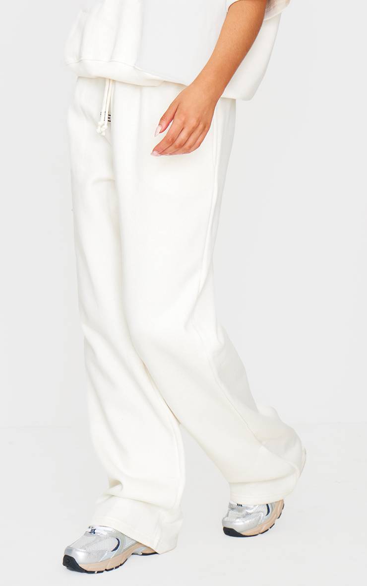 Crème Prettylittlething Jogging Jambes Larges Taille Mi-haute Avec Détail Badge