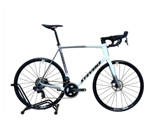 Produit reconditionné . Stevens Izoard Pro Disc Carbon Force AXS 2022 . Vélo de Route . Stevens . très bon état