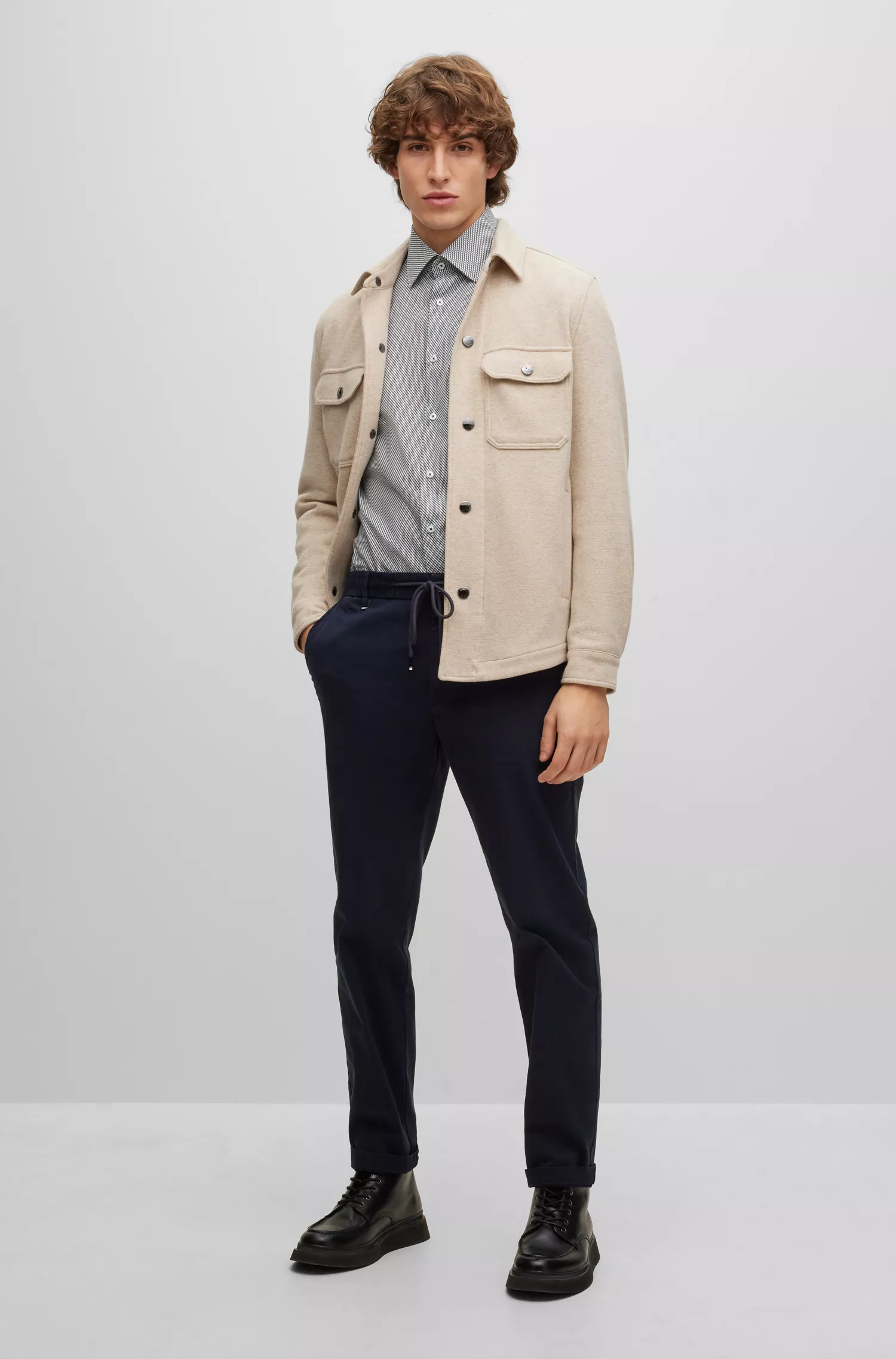 Calça BOSS preta de corte slim em gabardine de algodão elástico.