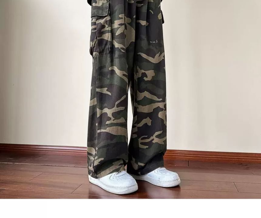 YERGO - Middelhoge camouflageprint jeans met wijde pijpen
